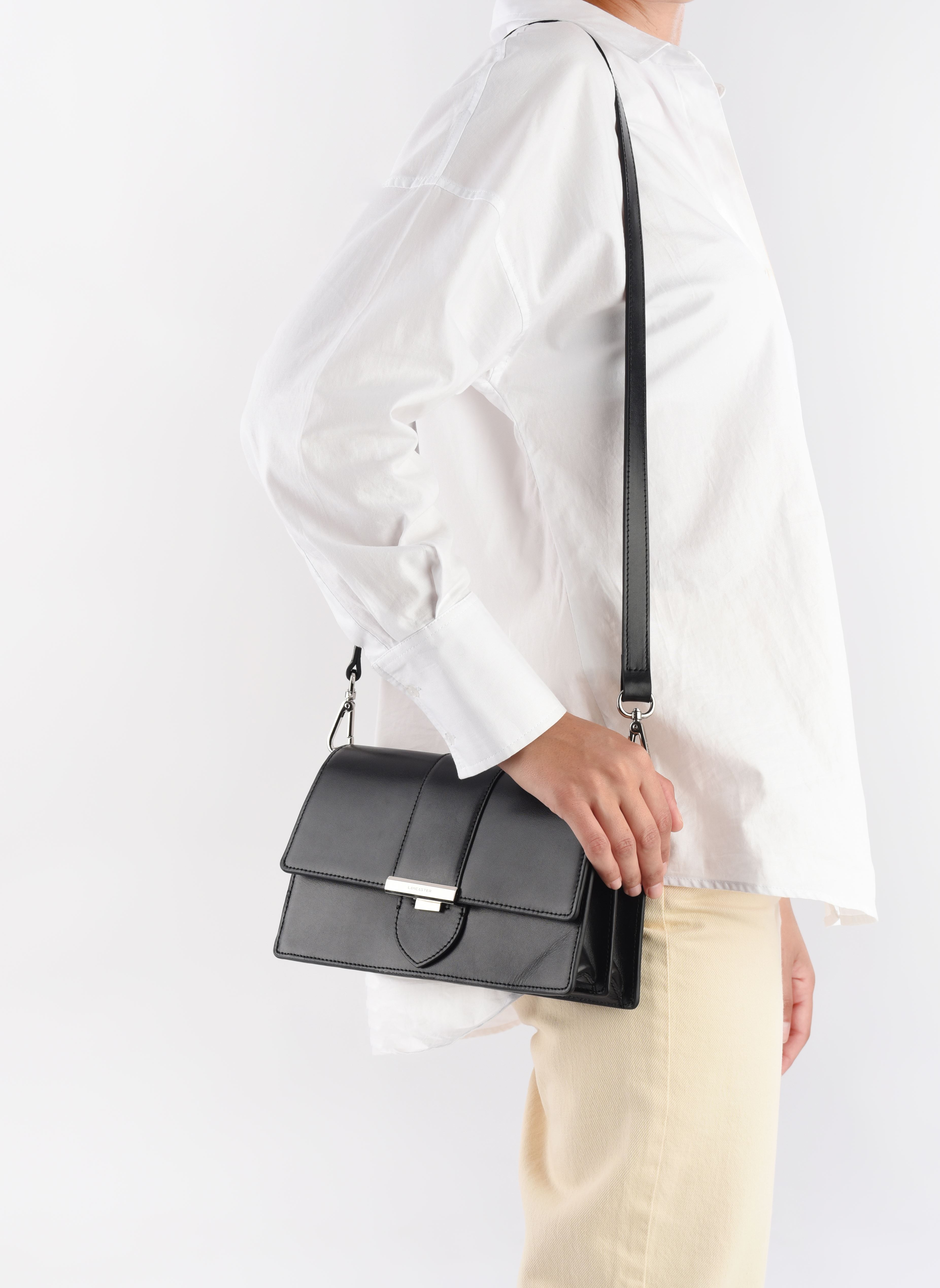 Sacs bandoulière Sac trotteur A rabat avec fermoir Paris femme noir Lancaster Sacs bandoulière Sac trotteur A rabat avec fermoir Paris femme noir NOIR