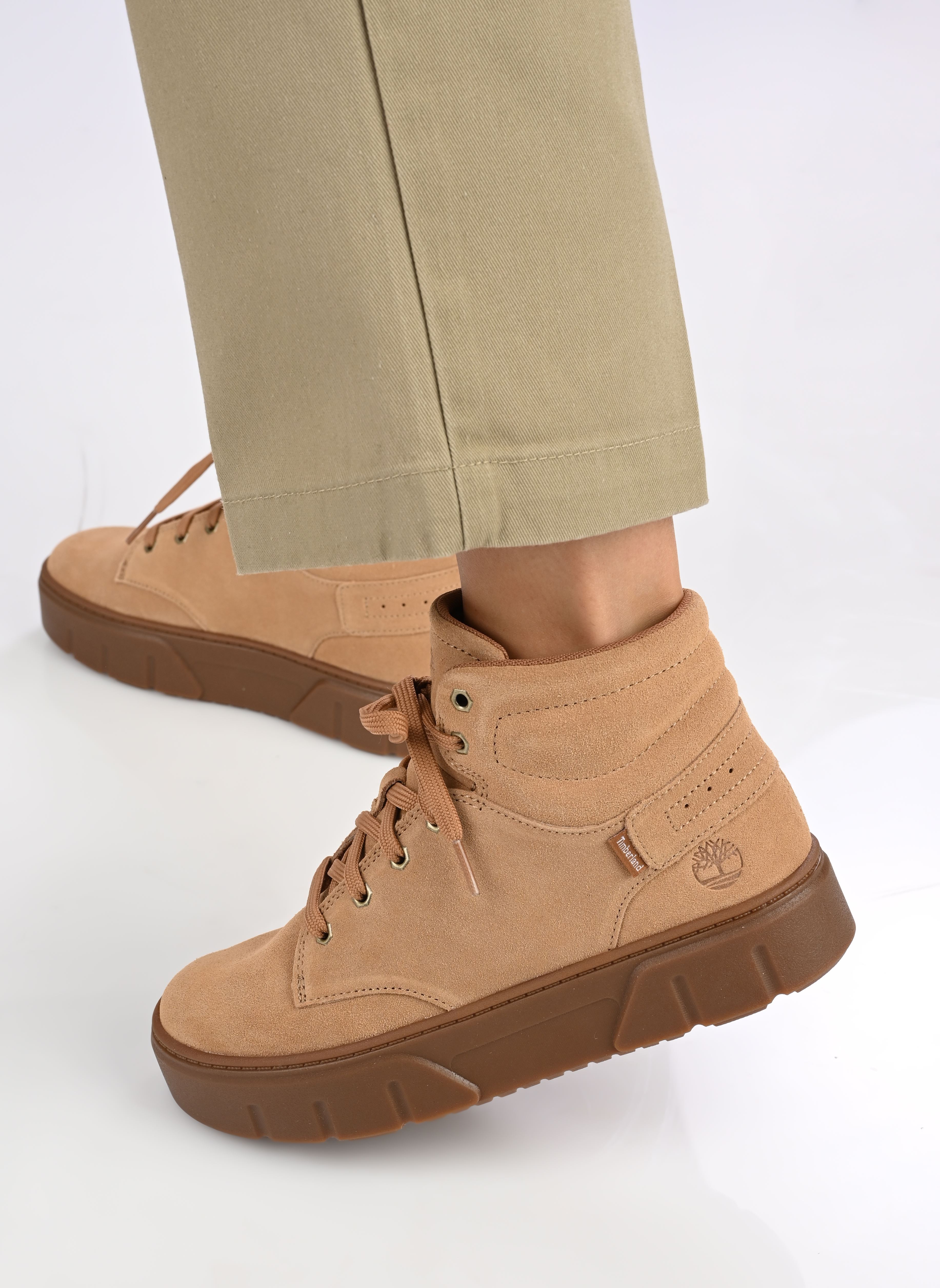 Hoge sneakers LAUREL COURT HIGH TOP LACE UP SNEAKER dames beige Timberland Hoge sneakers LAUREL COURT HIGH TOP LACE UP SNEAKER dames beige MEDIUM BEIGE SUEDE