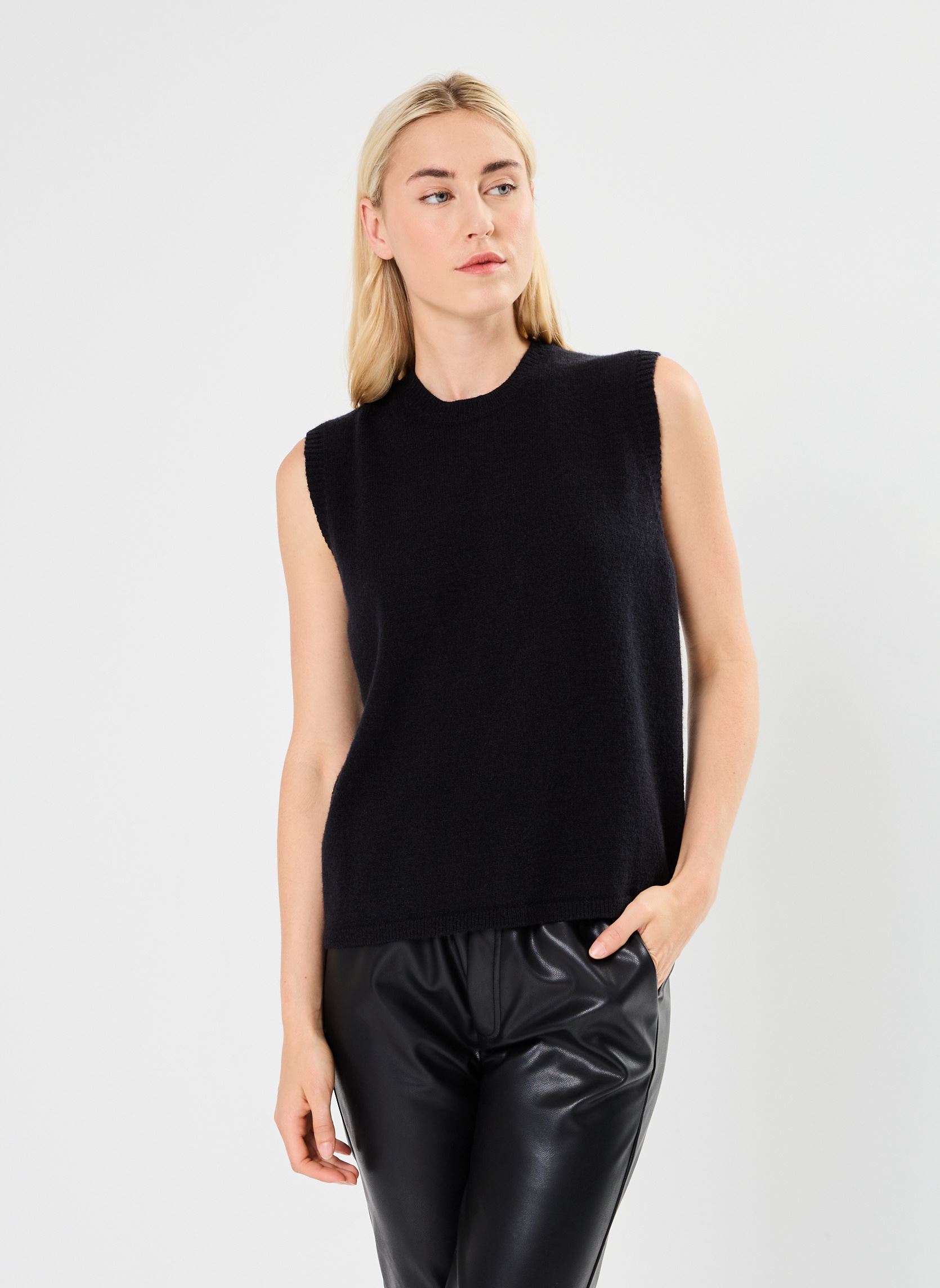 Truien LADIES KNITTED SLEEVELESS SWEATER dames zwart Molly Bracken Truien LADIES KNITTED SLEEVELESS SWEATER dames zwart BLACK