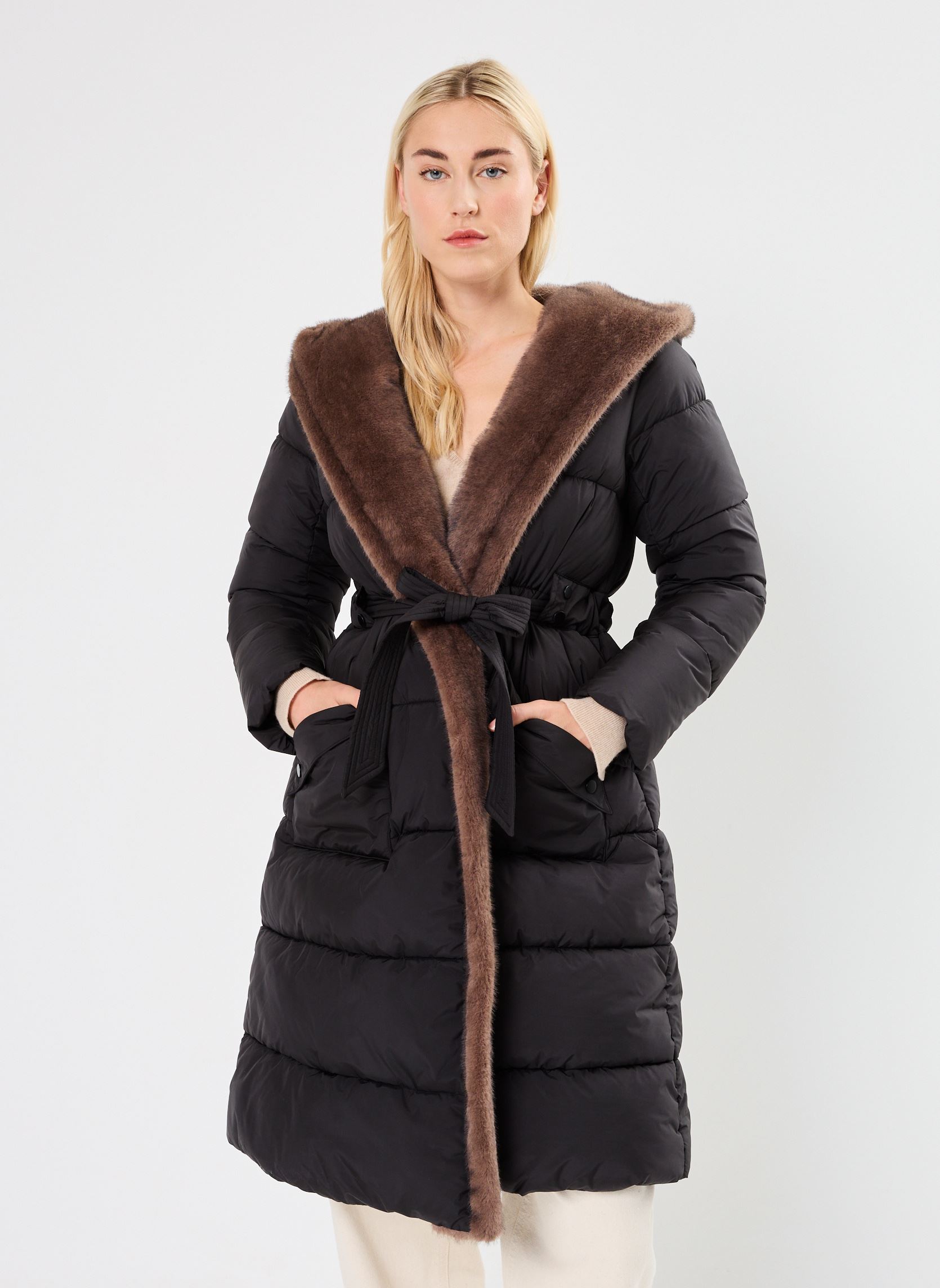 Gewatteerde jassen LADIES WOVEN PADDED JACKET dames zwart Molly Bracken Gewatteerde jassen LADIES WOVEN PADDED JACKET dames zwart BLACK
