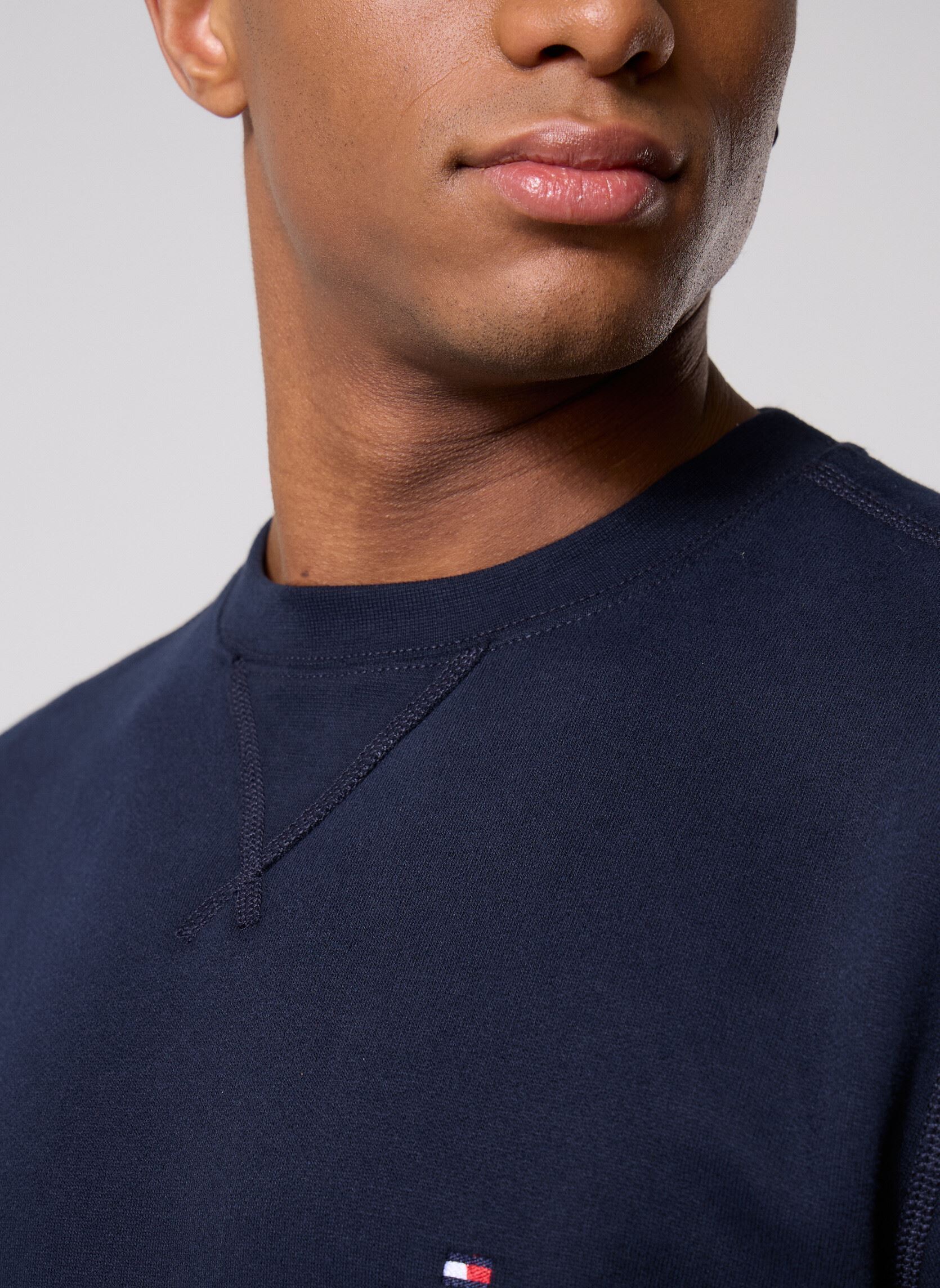 Sweats Essential Fleece Cre MW0MW37232 homme bleu Tommy Hilfiger Sweats Essential Fleece Cre MW0MW37232 homme bleu NAVY BLUE