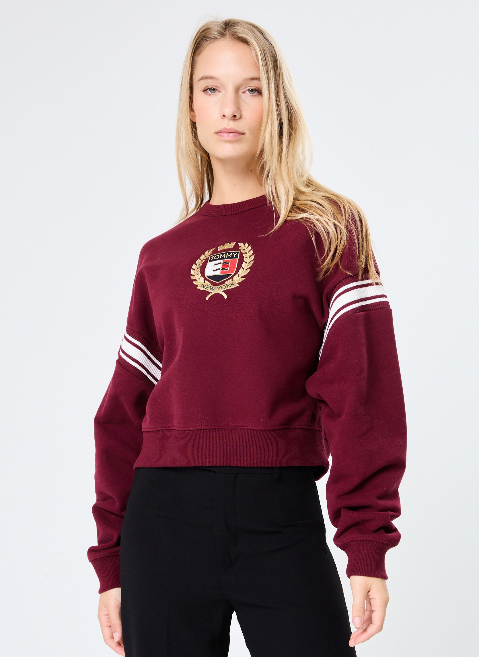 Sweatshirts Tjw Nw Bxy Crest Cre DW0DW18772 damen bordeaux Tommy Jeans Sweatshirts Tjw Nw Bxy Crest Cre DW0DW18772 damen bordeaux PURPLE