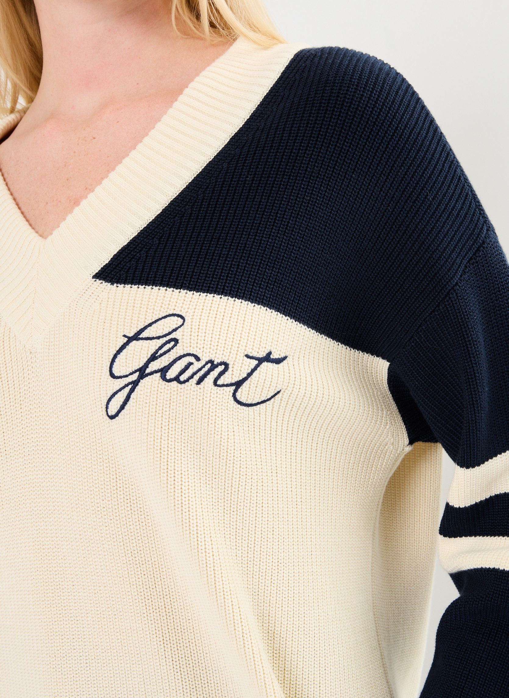 Truien Gant Varsity Cotton V-Neck dames blauw GANT Truien Gant Varsity Cotton V-Neck dames blauw BLEU NUIT