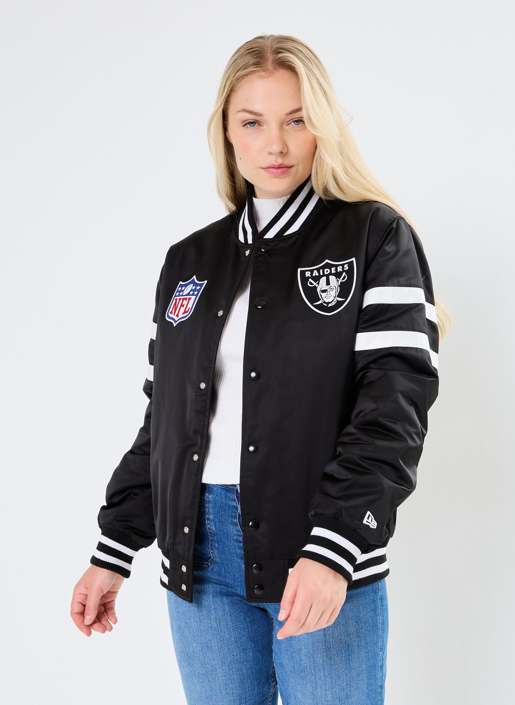 Blousons Satin Bomber Las Vegas Raiders - Unisexe femme noir New Era Blousons Satin Bomber Las Vegas Raiders - Unisexe femme noir LAS VEGAS RAIDERS BLK