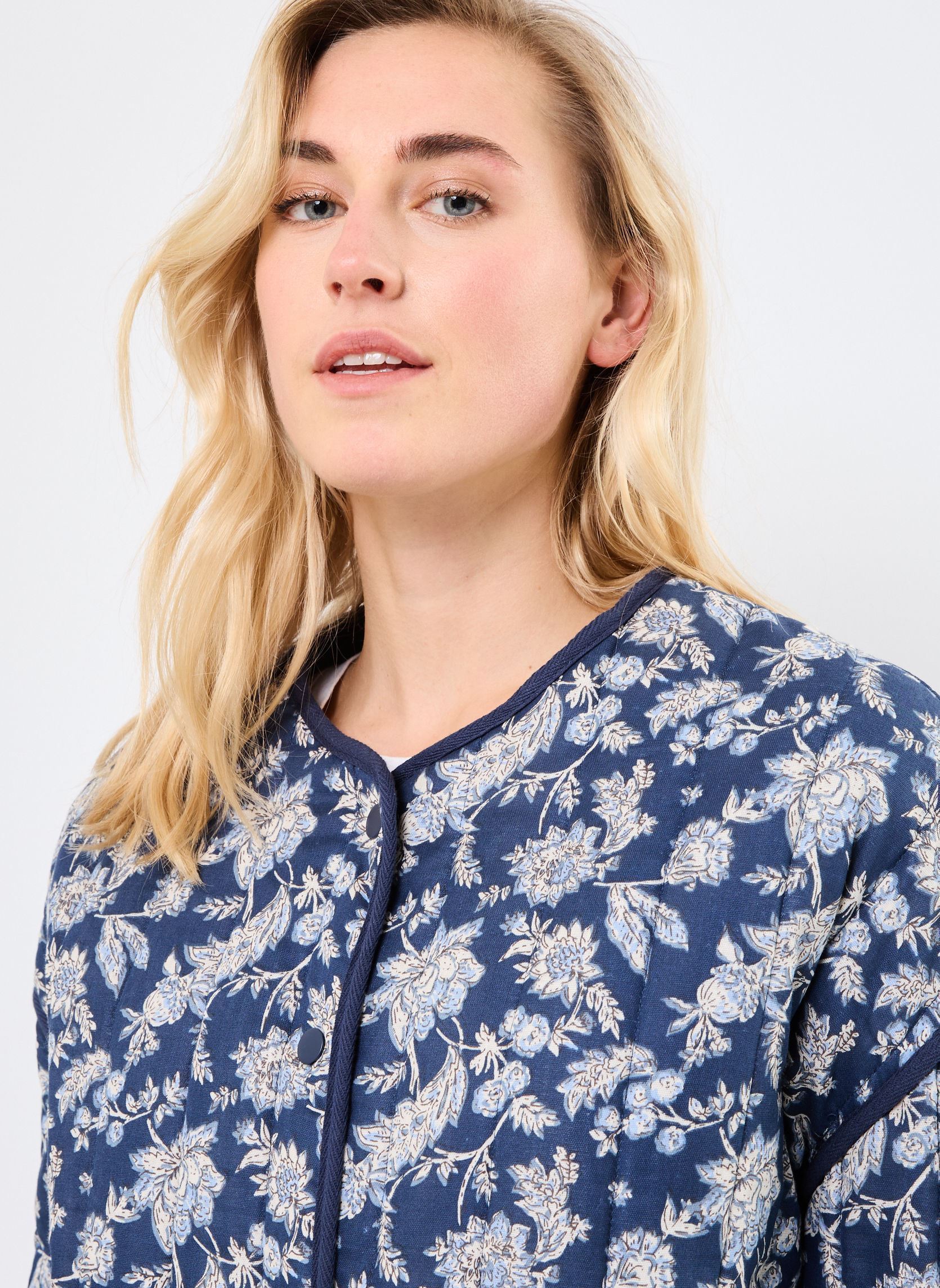 Vestes VESTE-MATELASSEE femme bleu MADE BY Vestes VESTE-MATELASSEE femme bleu IMP_FLEUR ECRU_ MARINEBLEU