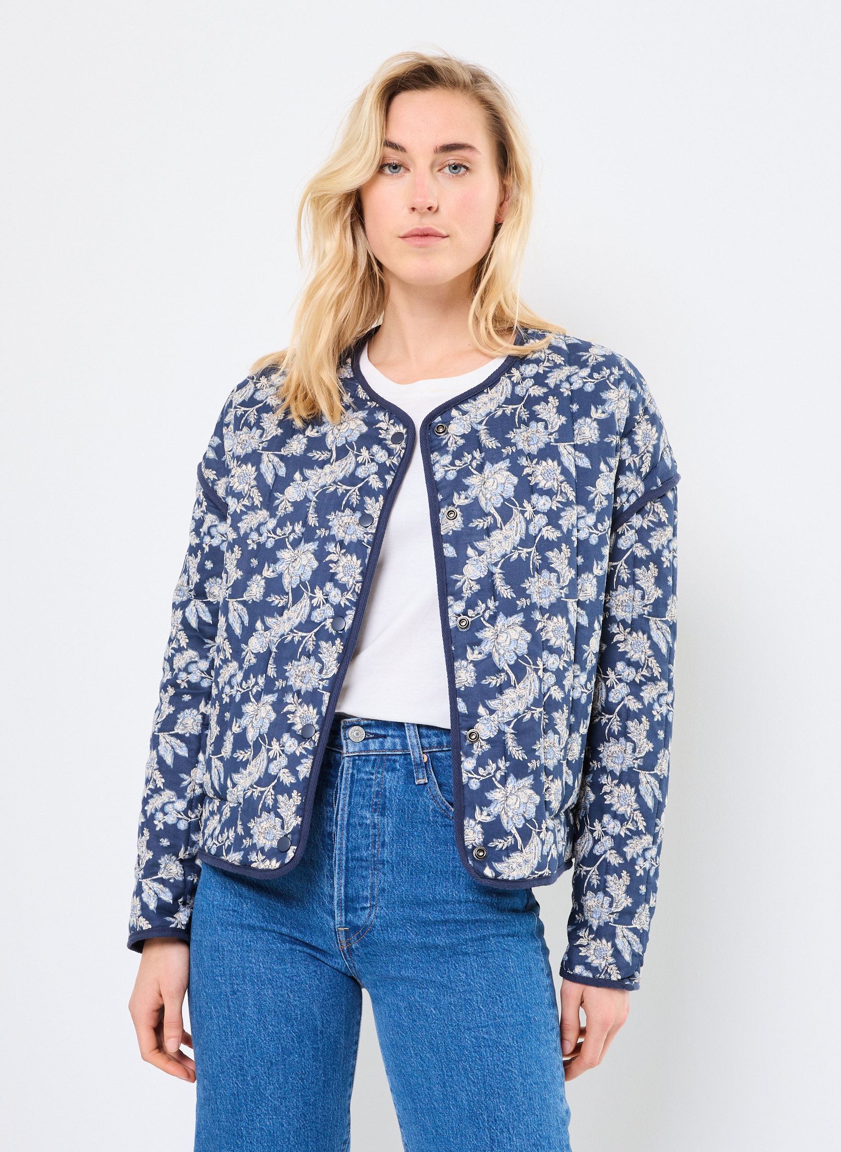 Vestes VESTE-MATELASSEE femme bleu MADE BY Vestes VESTE-MATELASSEE femme bleu IMP_FLEUR ECRU_ MARINEBLEU