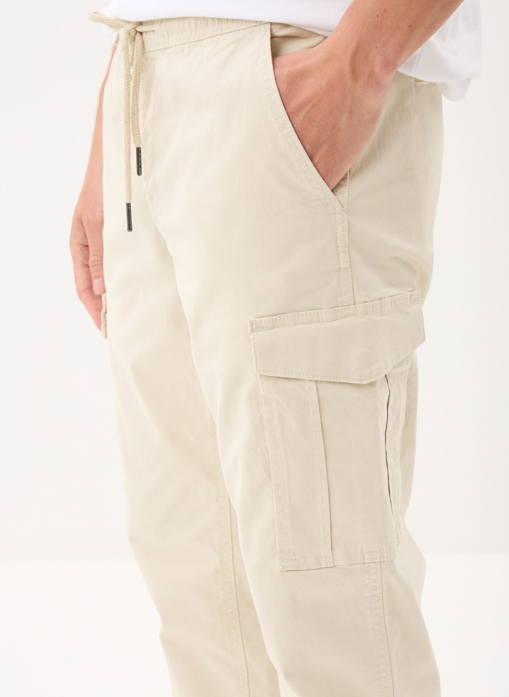 Chino broeken PANT-CARGO heren beige MADE BY Chino broeken PANT-CARGO heren beige ALMOND MILK