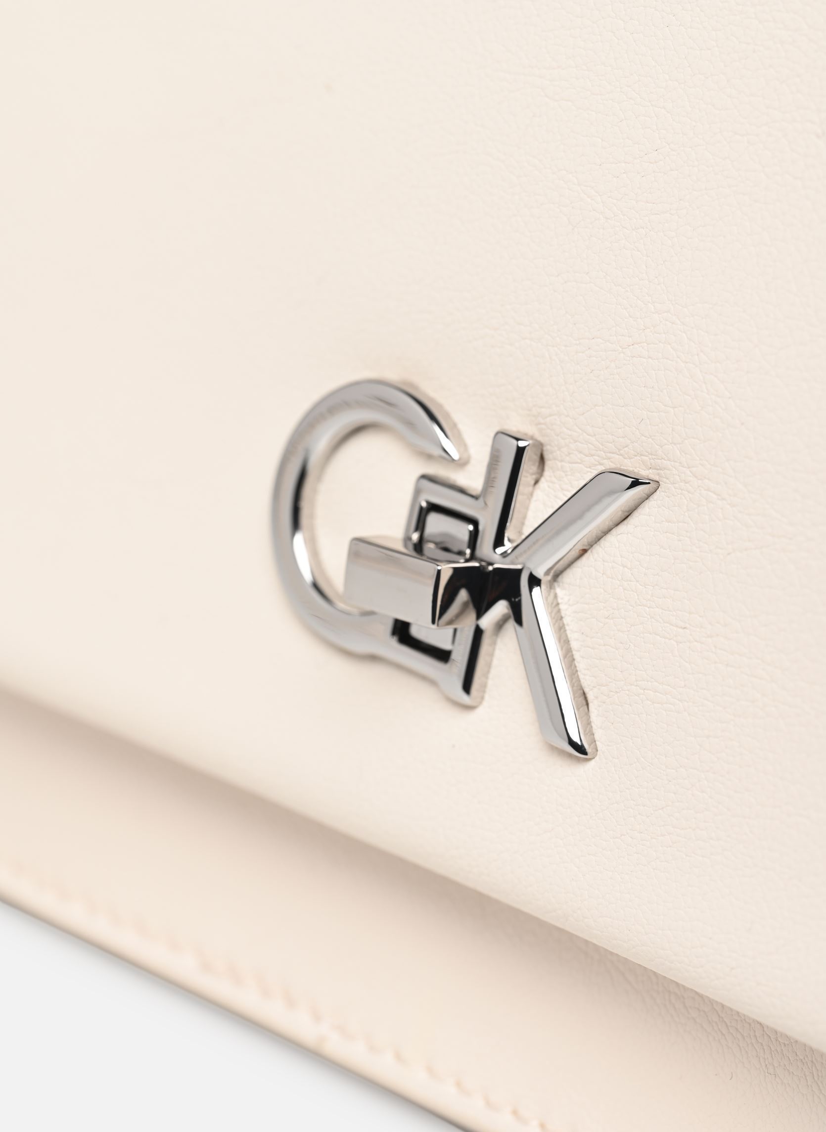 Sacs bandoulière Ck Elongated Shoulde femme blanc Calvin Klein Sacs bandoulière Ck Elongated Shoulde femme blanc SEA SALT
