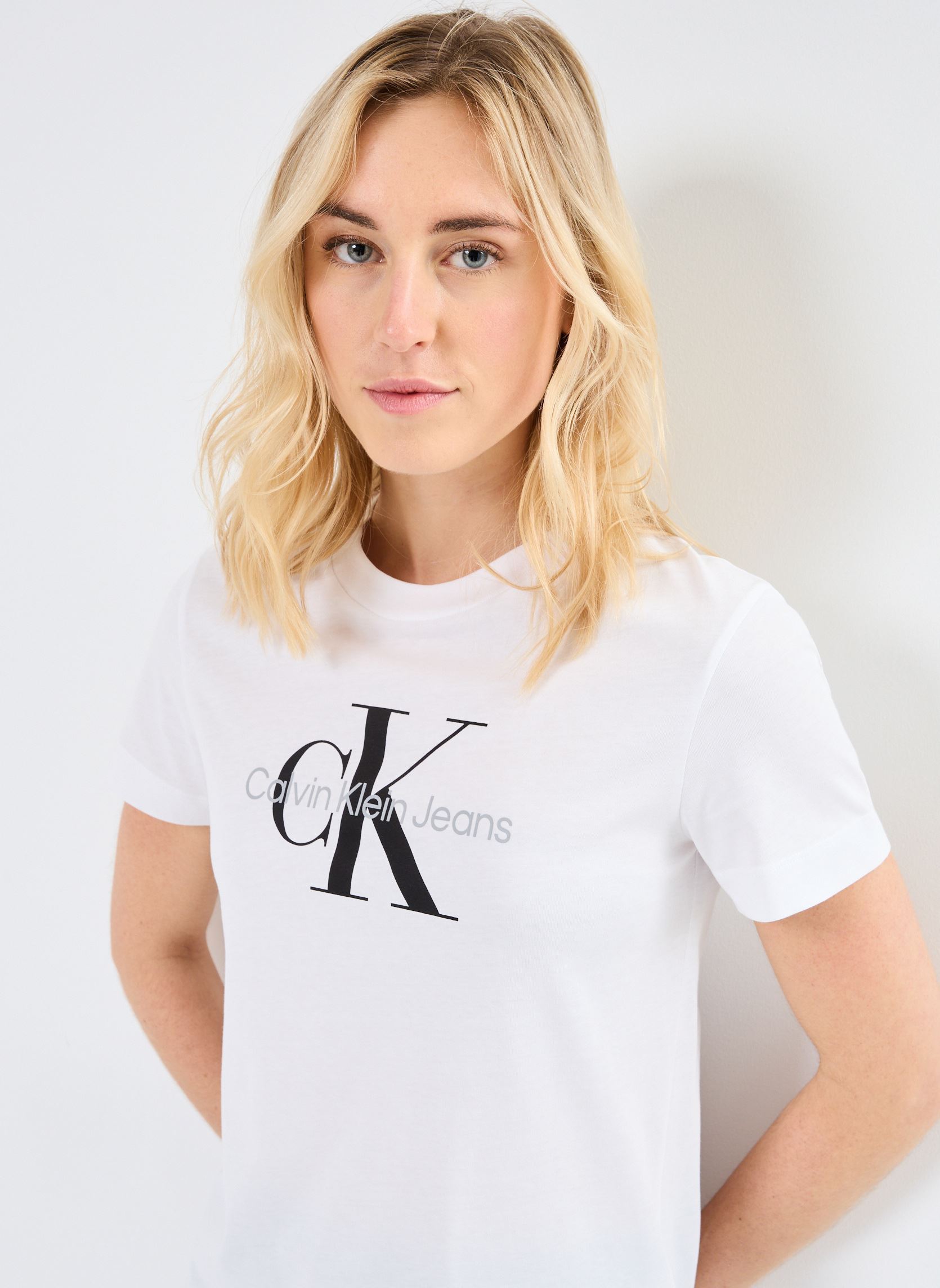 Tee-shirts manches courtes Core Monologo Regula J20J219142 femme blanc Calvin Klein Jeans Tee-shirts manches courtes Core Monologo Regula J20J219142 femme blanc BRIGHT WHITE