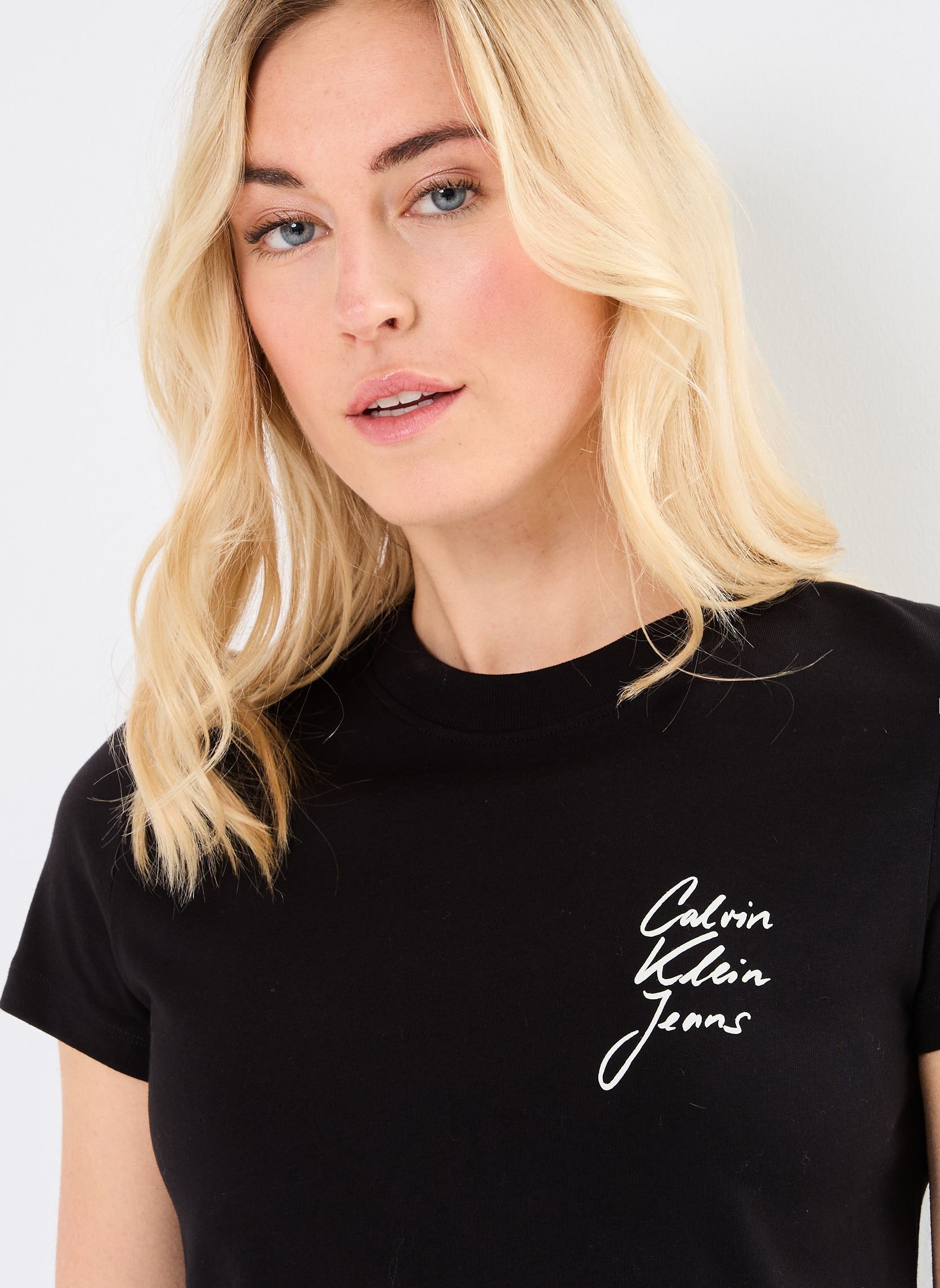 Tee-shirts manches courtes Script Institutional J20J224984 femme noir Calvin Klein Jeans Tee-shirts manches courtes Script Institutional J20J224984 femme noir CK BLACK