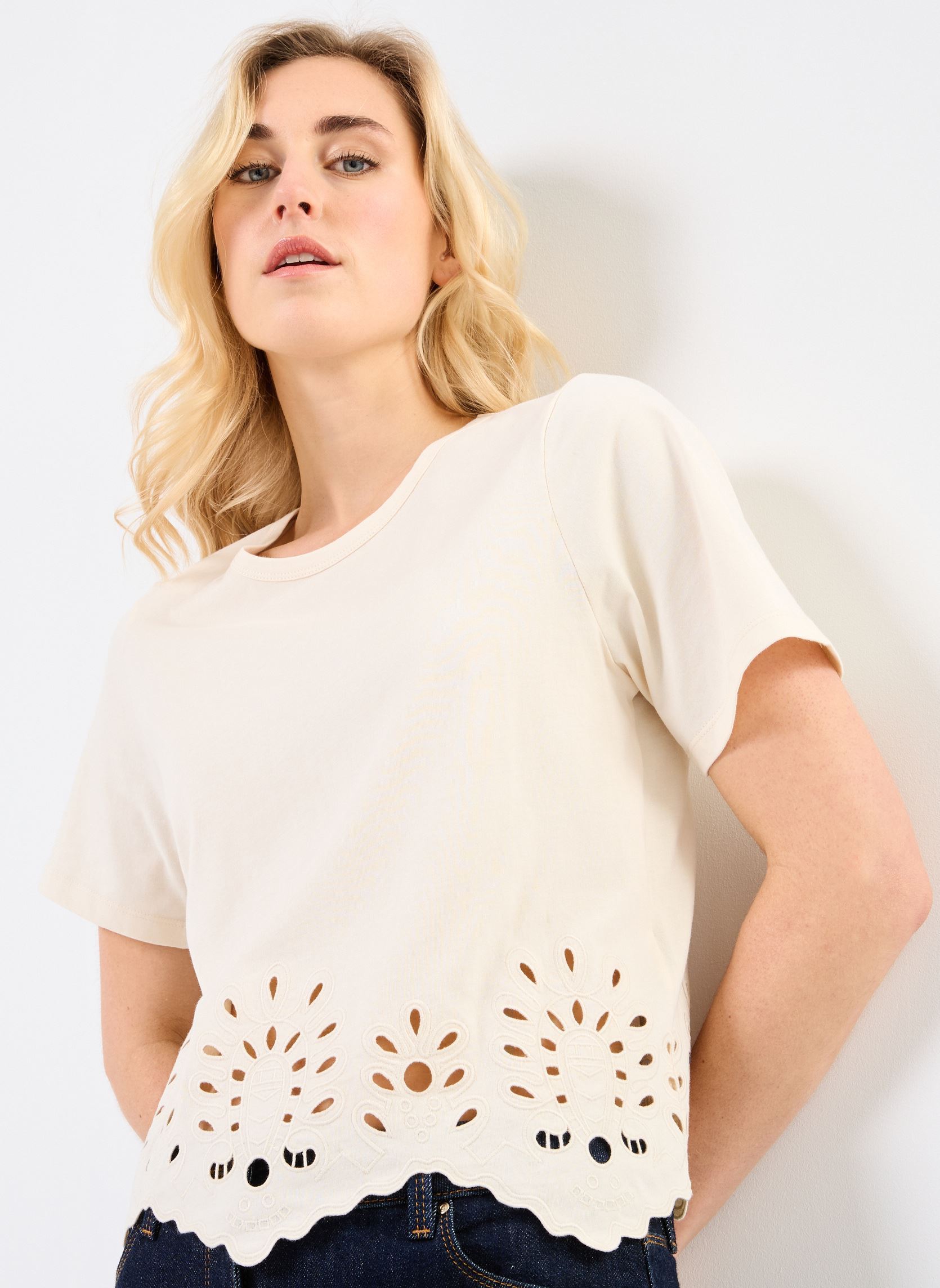 Tee-shirts manches courtes T-SHIRT-BRODERIE femme beige Georgia Rose Tee-shirts manches courtes T-SHIRT-BRODERIE femme beige BIRCH