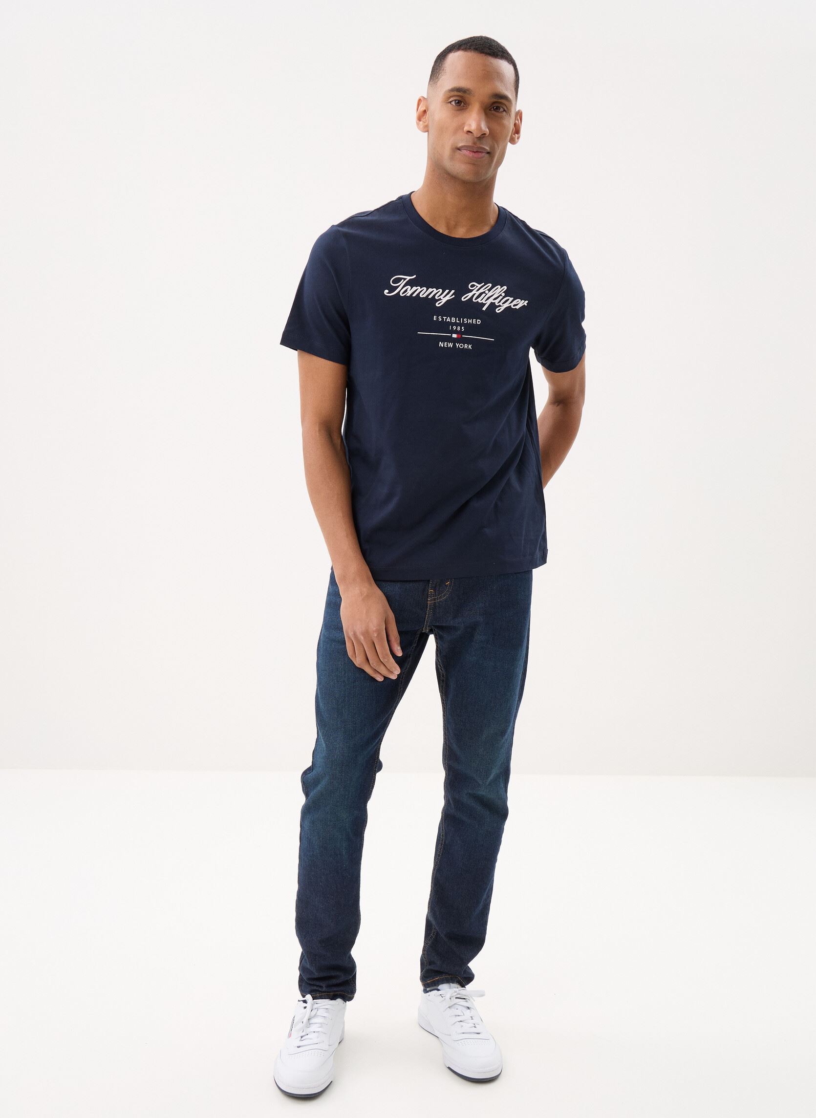 Tee-shirts manches courtes Script Logo Tee MW0MW33691 homme bleu Tommy Hilfiger Tee-shirts manches courtes Script Logo Tee MW0MW33691 homme bleu DESERT SKY