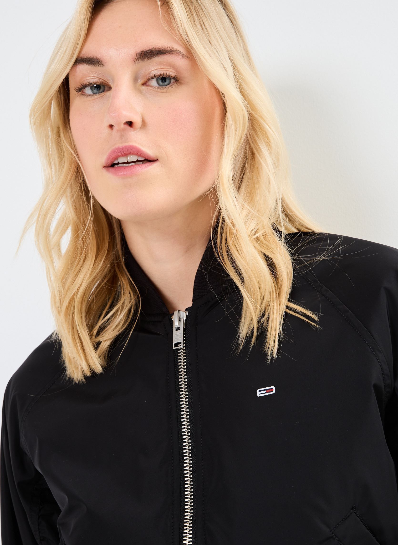 Blousons Tjw Essential Bomber DW0DW19316 femme noir Tommy Jeans Blousons Tjw Essential Bomber DW0DW19316 femme noir BLACK