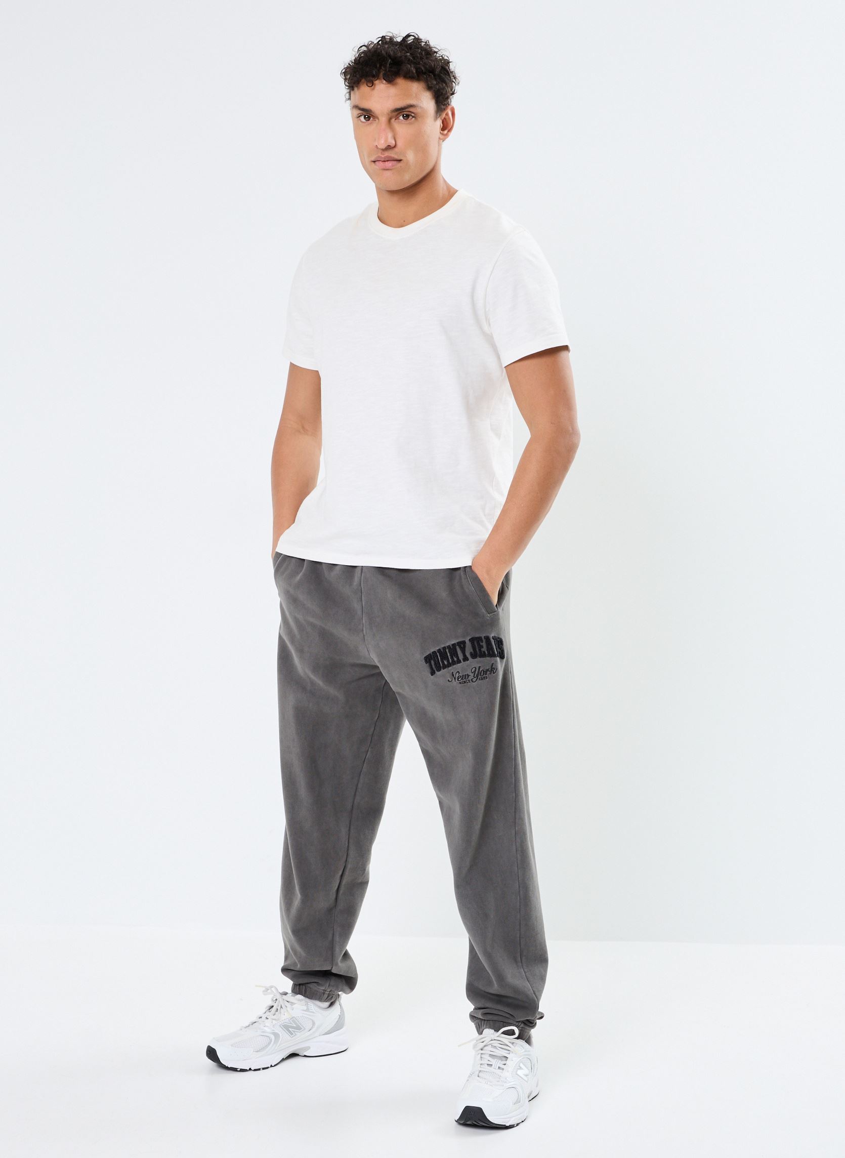 Joggings Tjm Rlx Vintage Vars DM0DM20279 homme gris Tommy Jeans Joggings Tjm Rlx Vintage Vars DM0DM20279 homme gris BLACK