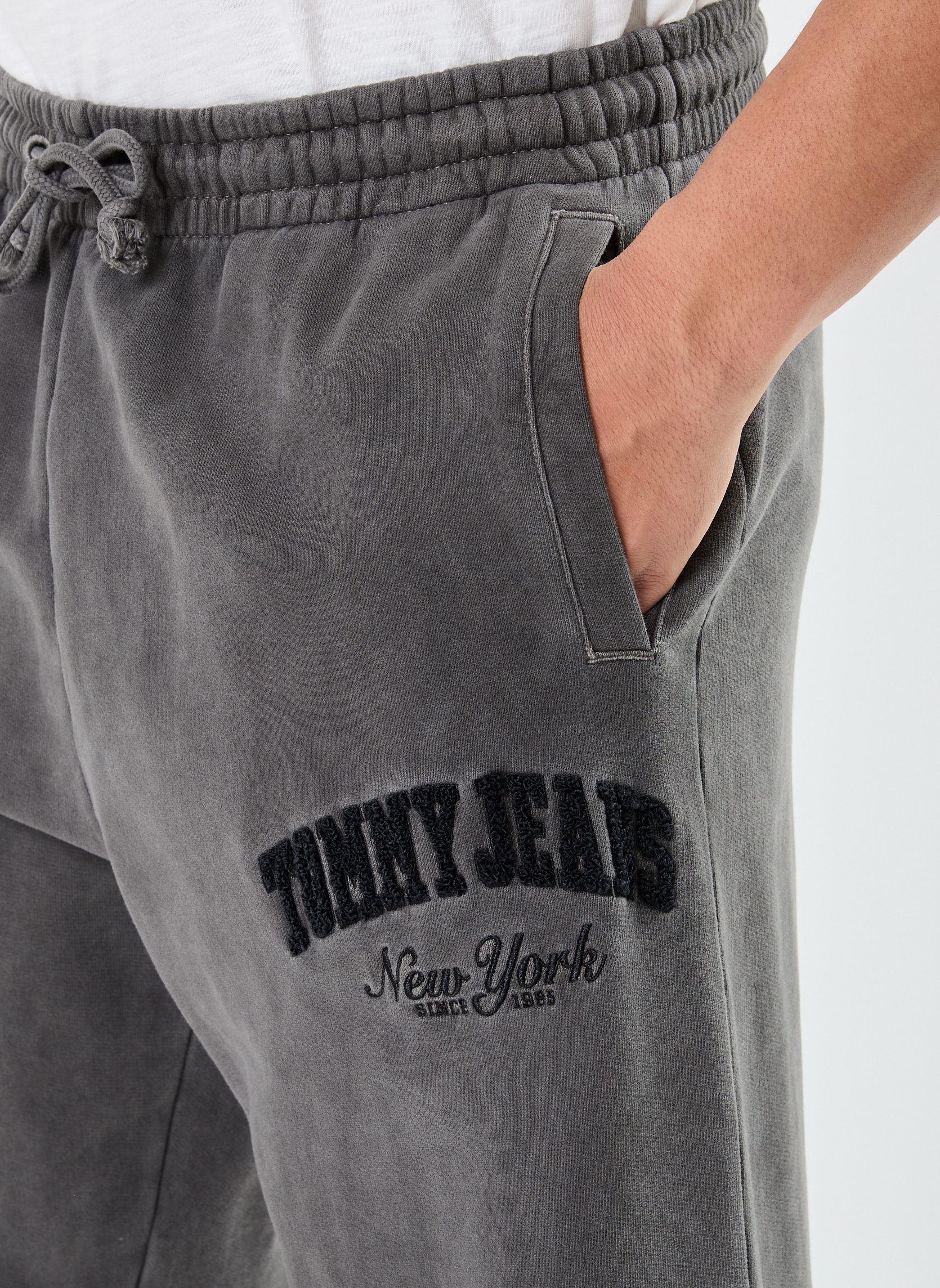 Joggings Tjm Rlx Vintage Vars DM0DM20279 homme gris Tommy Jeans Joggings Tjm Rlx Vintage Vars DM0DM20279 homme gris BLACK