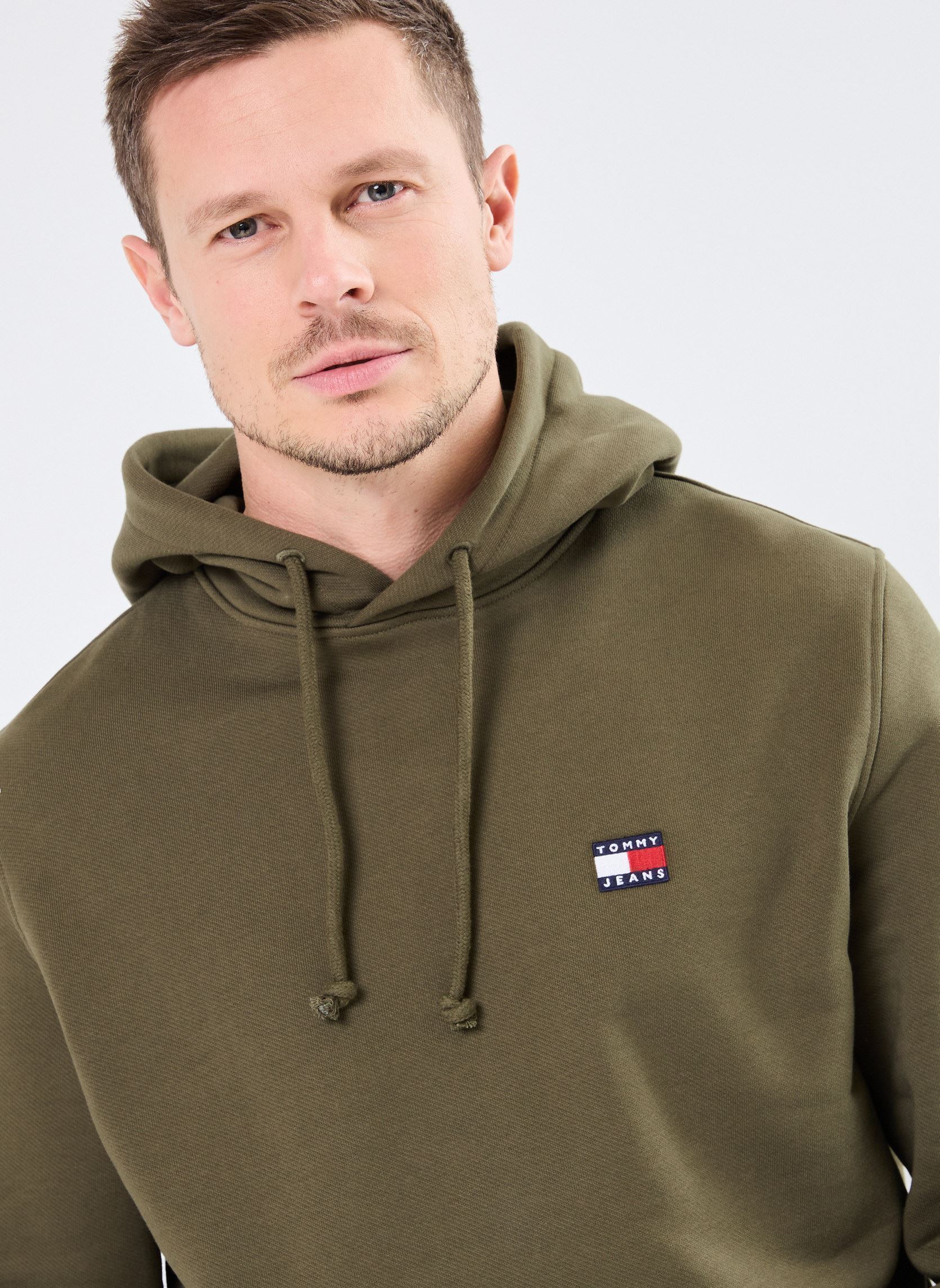 Sweats à capuche Tjm Reg Badge Hoodie DM0DM20258 homme vert Tommy Jeans Sweats à capuche Tjm Reg Badge Hoodie DM0DM20258 homme vert FATIGUE GREEN
