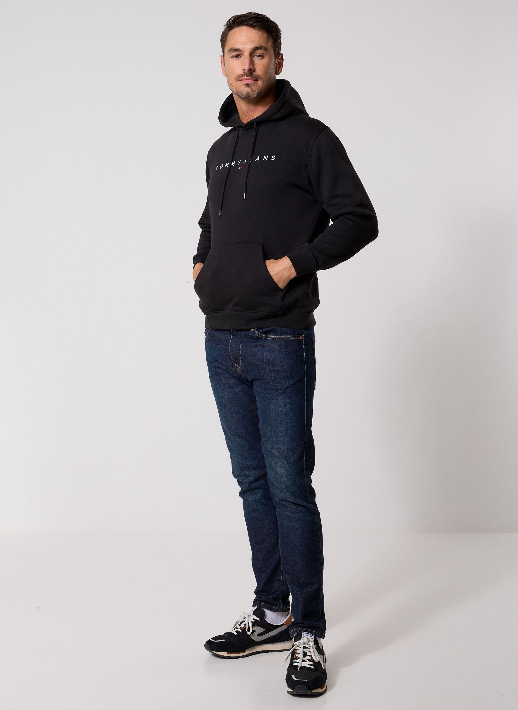 Hoodies Tjm Reg Linear Logo DM0DM20746 heren zwart Tommy Jeans Hoodies Tjm Reg Linear Logo DM0DM20746 heren zwart Black