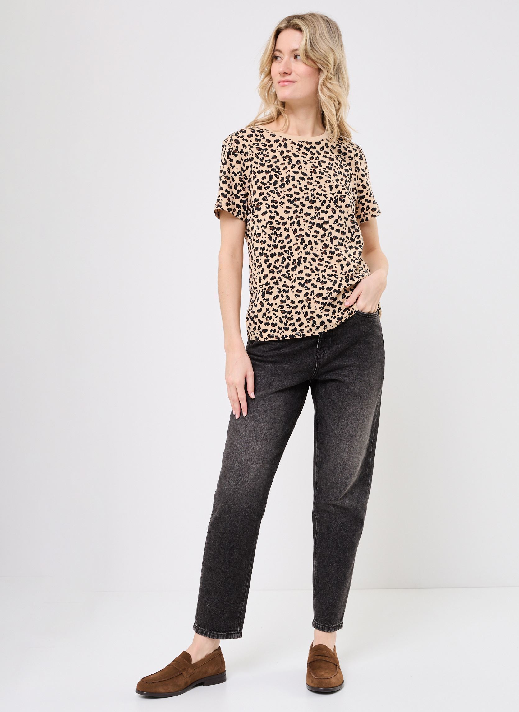 T-shirt a maniche corte CARINE léopard donna beige Georgia Rose T-shirt a maniche corte CARINE léopard donna beige LEO-BASIC-BR