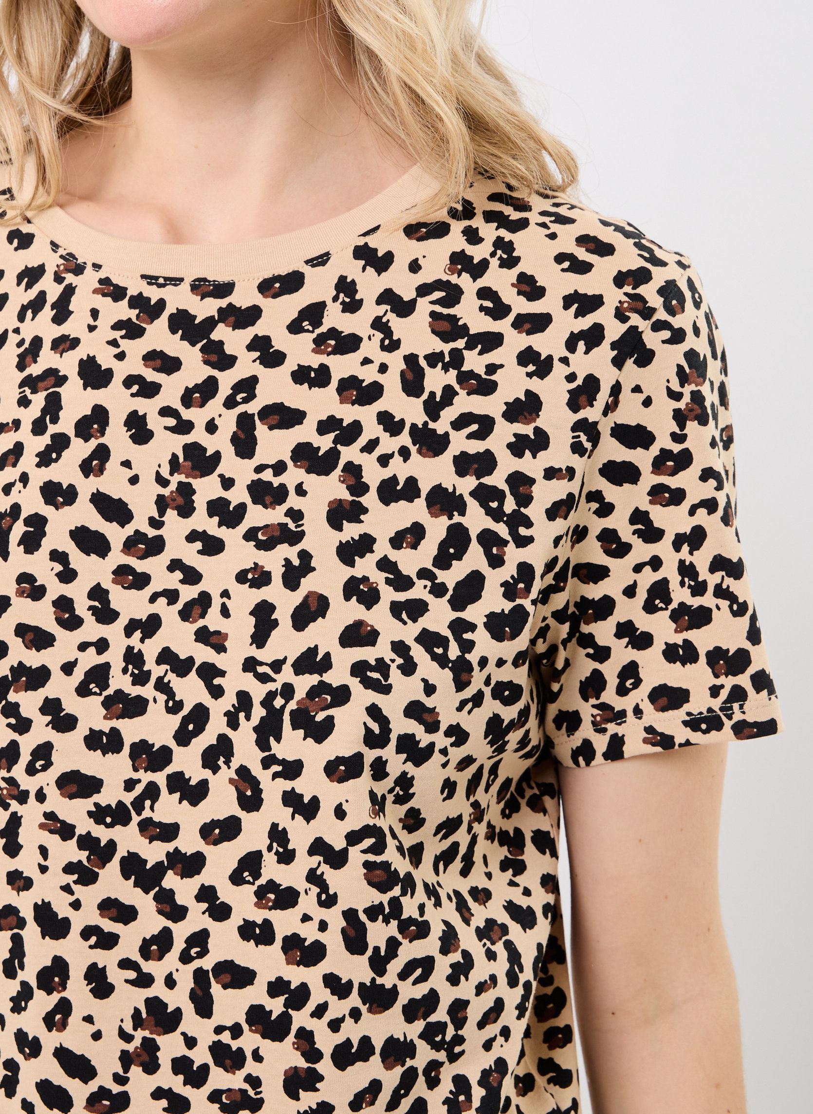 T-shirt a maniche corte CARINE léopard donna beige Georgia Rose T-shirt a maniche corte CARINE léopard donna beige LEO-BASIC-BR