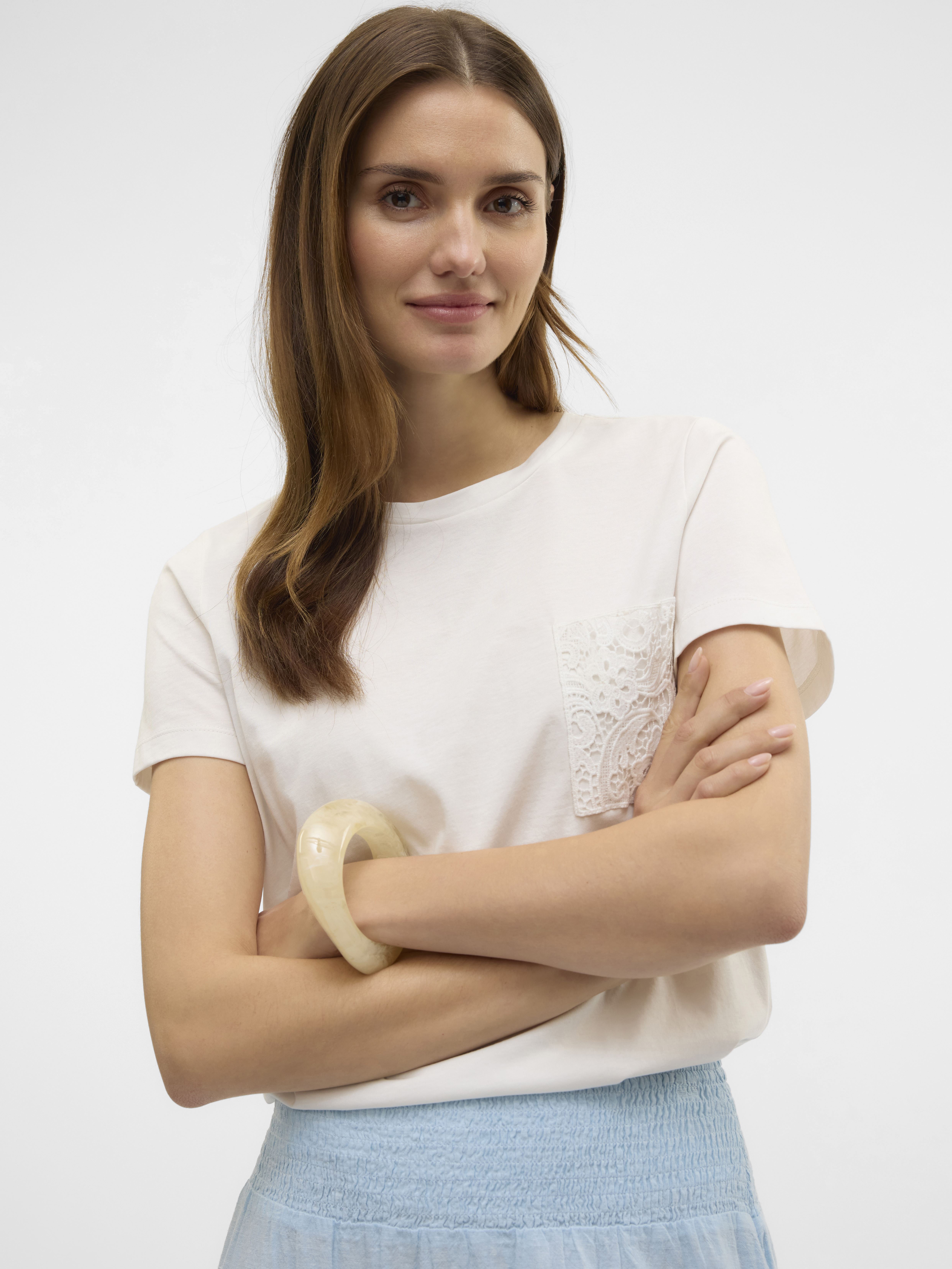 Tee-shirts manches courtes VMHANNE FRANCIS SS TOP BOX JRS GA CHEST femme blanc Vero Moda Tee-shirts manches courtes VMHANNE FRANCIS SS TOP BOX JRS GA CHEST femme blanc Snow white