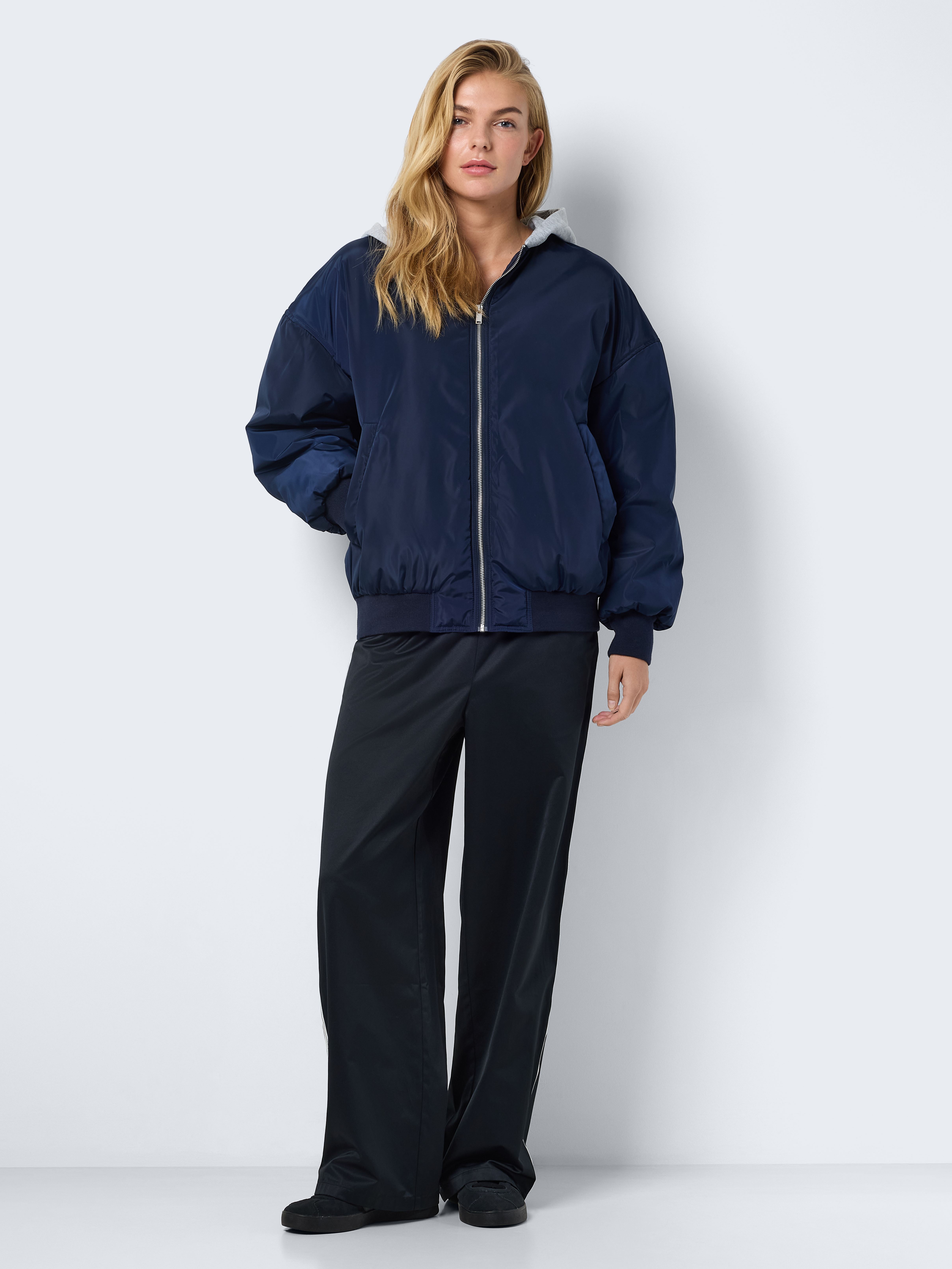 Bomberjacks NMMILEY HOOD BOMBER JACKET DD dames blauw Noisy May Bomberjacks NMMILEY HOOD BOMBER JACKET DD dames blauw Navy Blazer