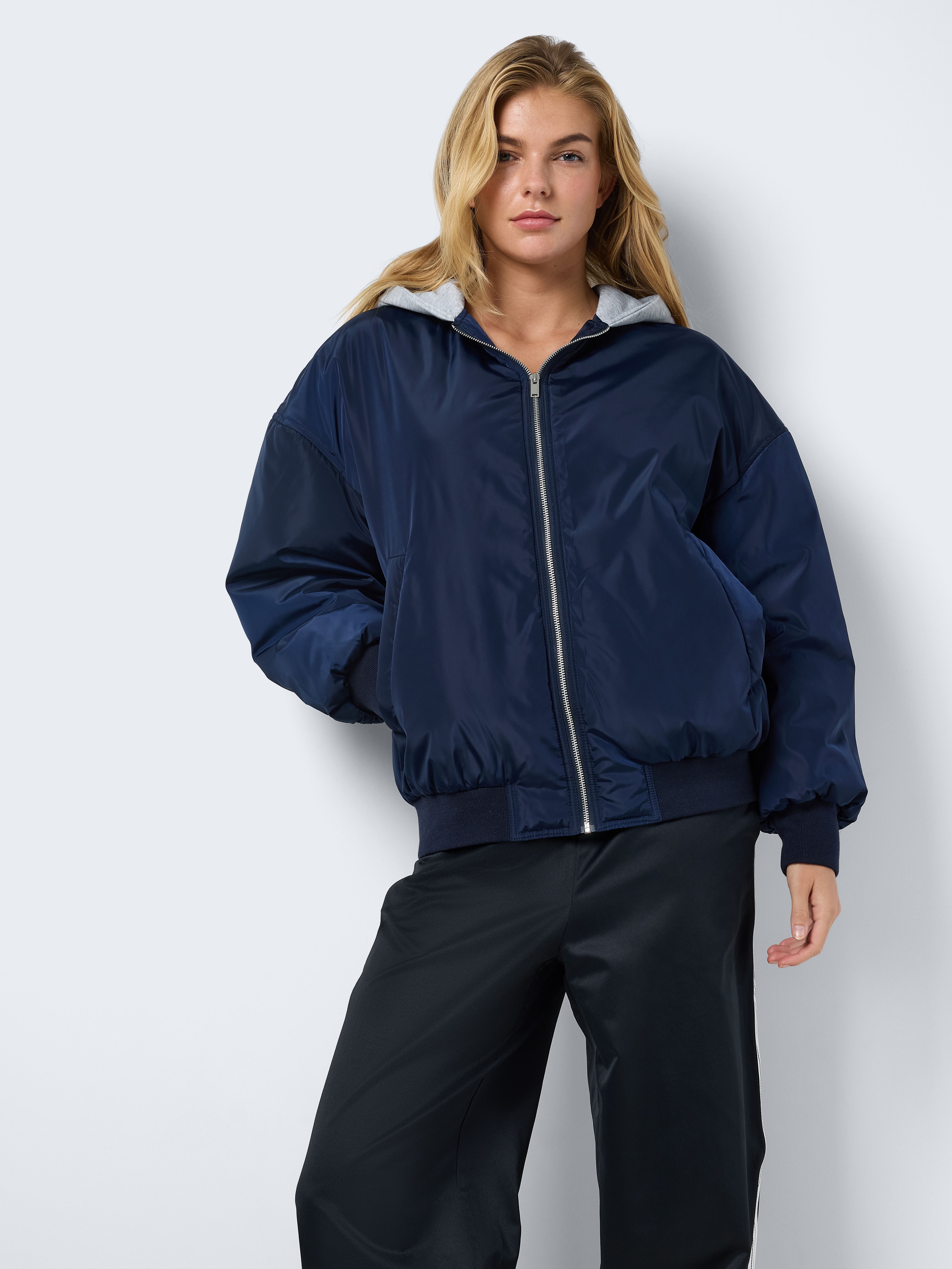 Bomberjacks NMMILEY HOOD BOMBER JACKET DD dames blauw Noisy May Bomberjacks NMMILEY HOOD BOMBER JACKET DD dames blauw Navy Blazer