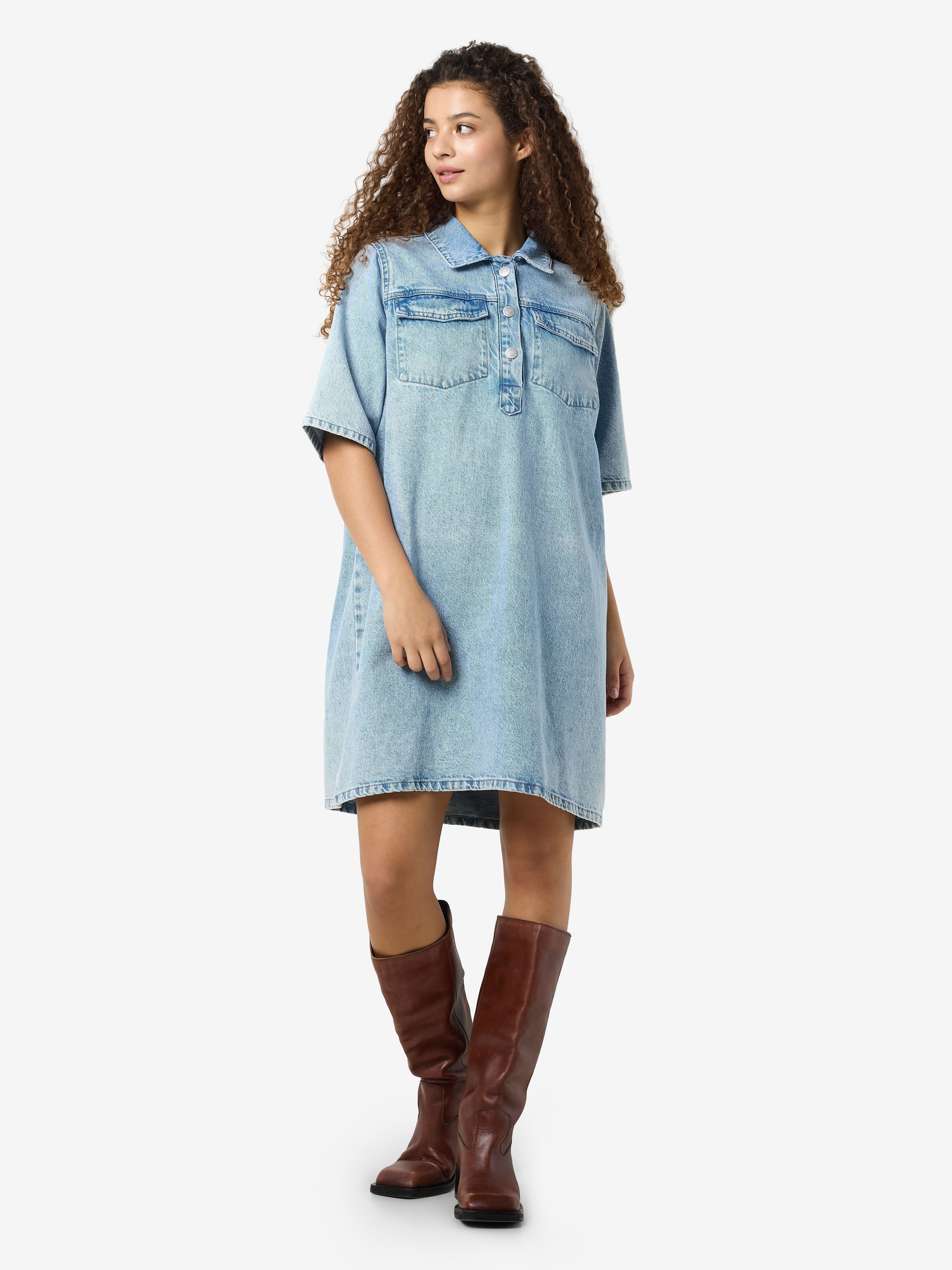 Jurken NMINDIE SS SHORT DRESS AZ429LB dames blauw Noisy May Jurken NMINDIE SS SHORT DRESS AZ429LB dames blauw Light Blue Denim