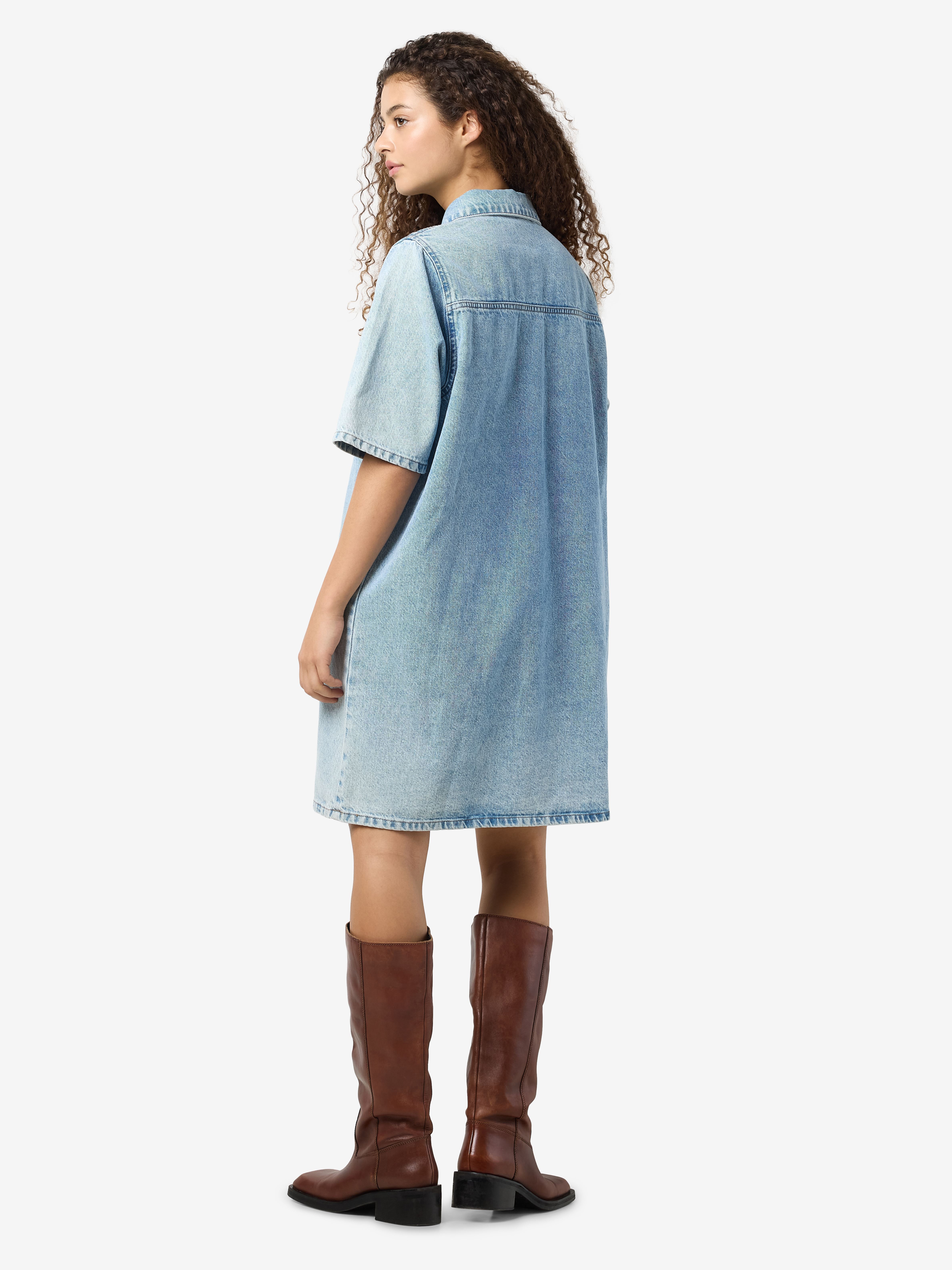 Jurken NMINDIE SS SHORT DRESS AZ429LB dames blauw Noisy May Jurken NMINDIE SS SHORT DRESS AZ429LB dames blauw Light Blue Denim