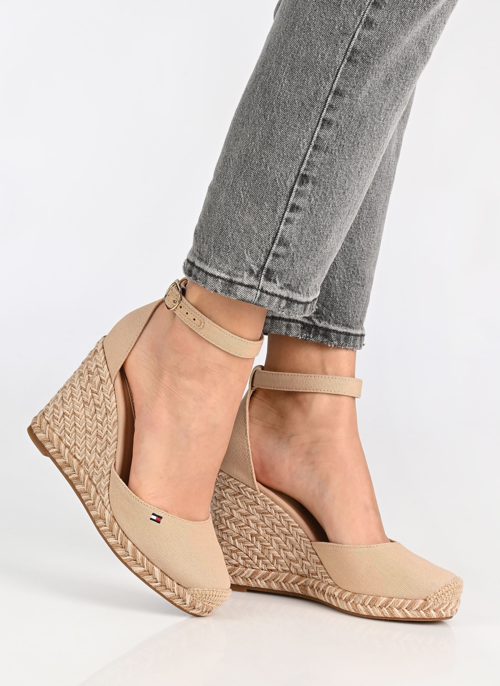 Espadrilles compensées et plateformes FLAG HIGH WEDGE ESPA femme beige Tommy Hilfiger Espadrilles compensées et plateformes FLAG HIGH WEDGE ESPA femme beige FW0FW09225AB3