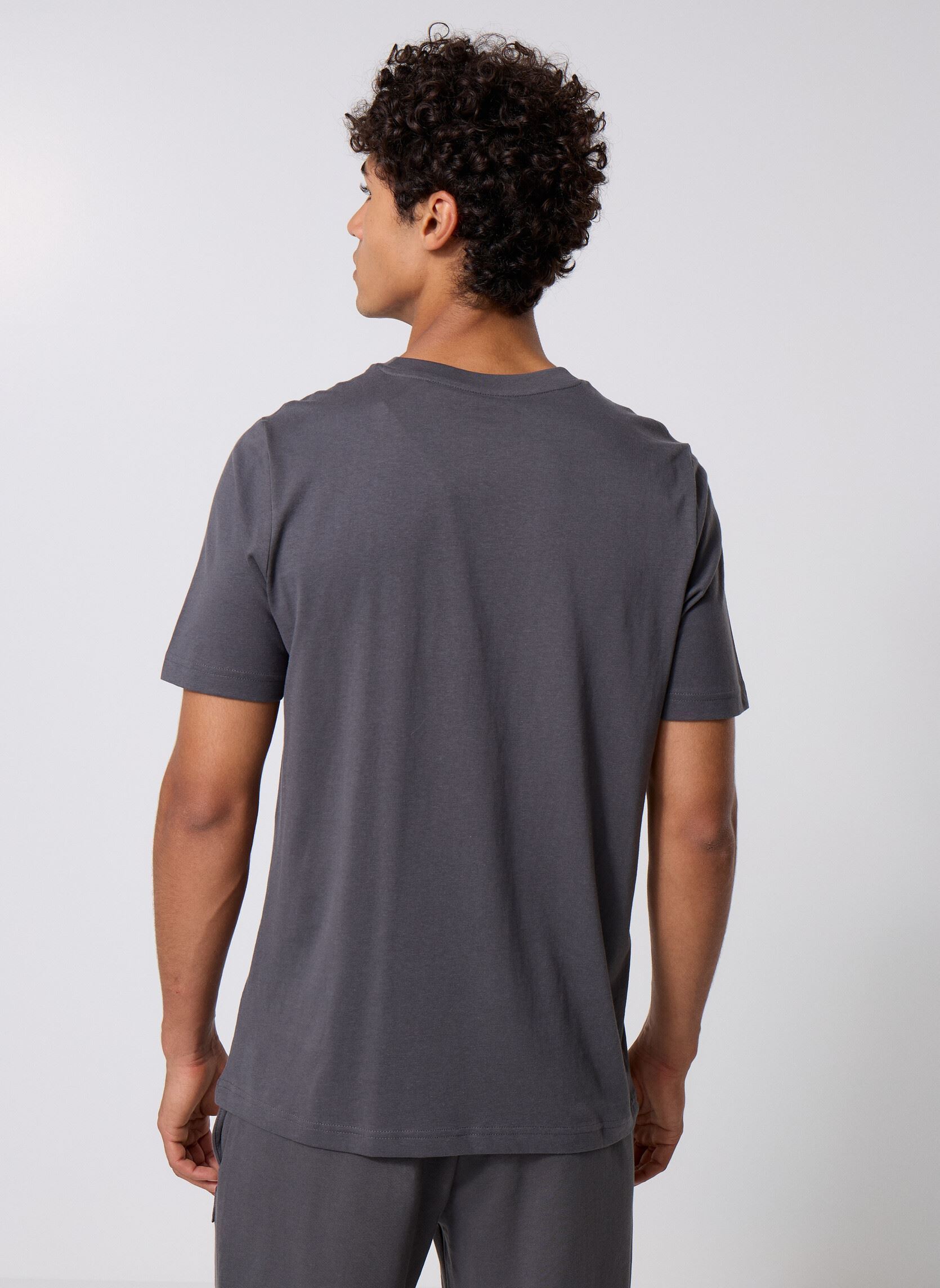 T-shirts met korte mouwen ESS ELEVATED Tee heren blauw Puma T-shirts met korte mouwen ESS ELEVATED Tee heren blauw Dusky Gray