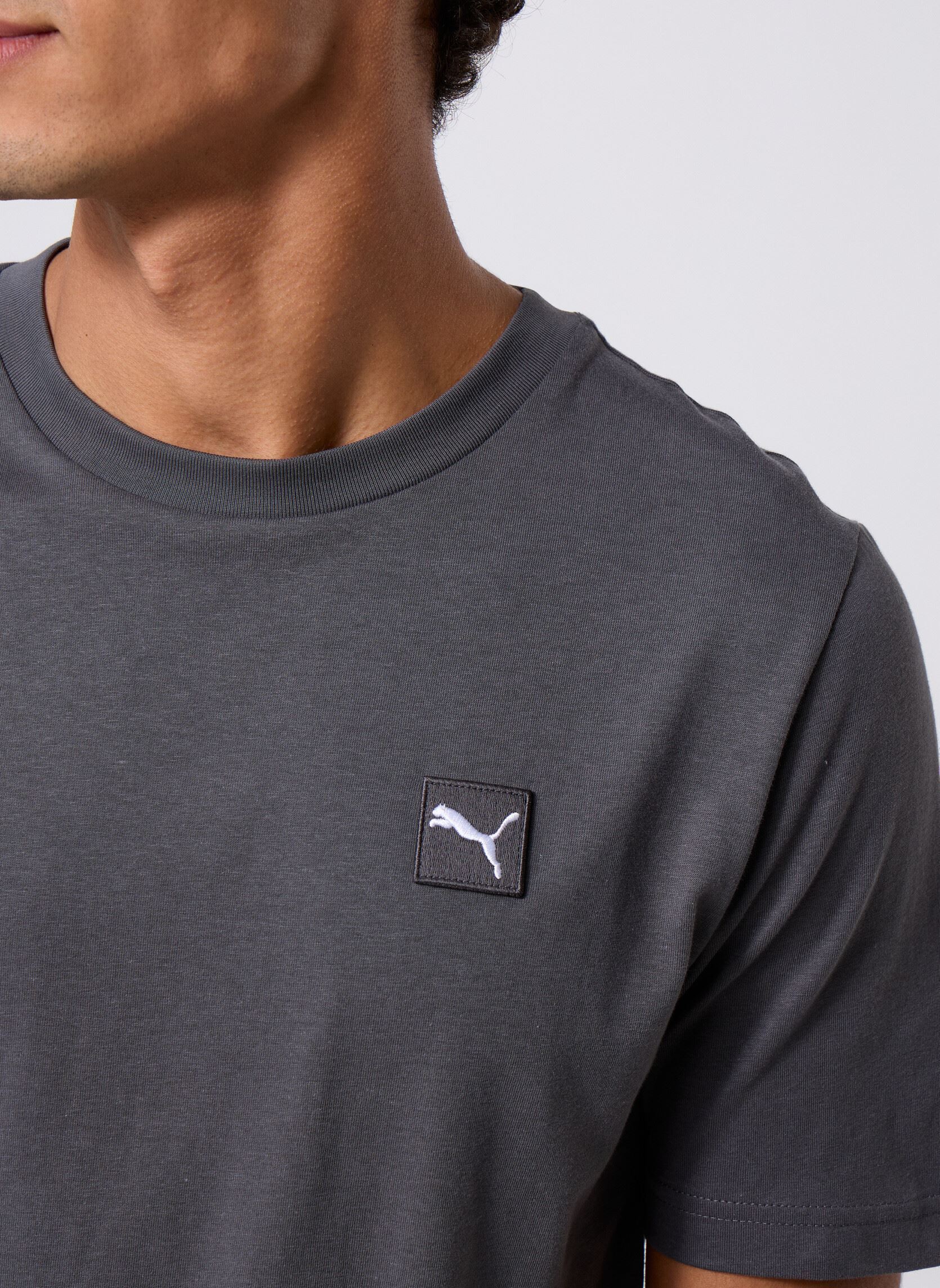 T-shirts met korte mouwen ESS ELEVATED Tee heren blauw Puma T-shirts met korte mouwen ESS ELEVATED Tee heren blauw Dusky Gray