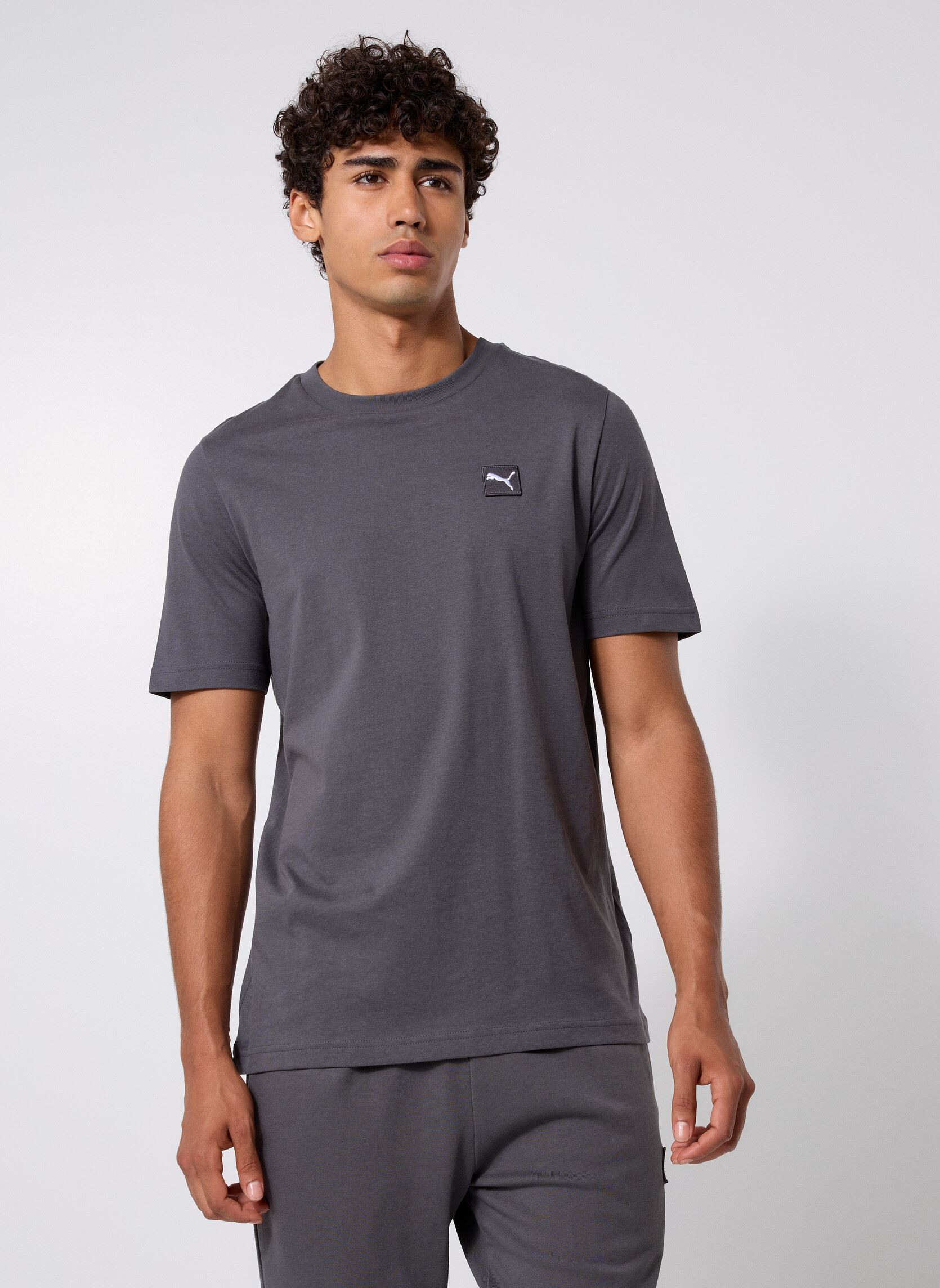 T-shirts met korte mouwen ESS ELEVATED Tee heren blauw Puma T-shirts met korte mouwen ESS ELEVATED Tee heren blauw Dusky Gray