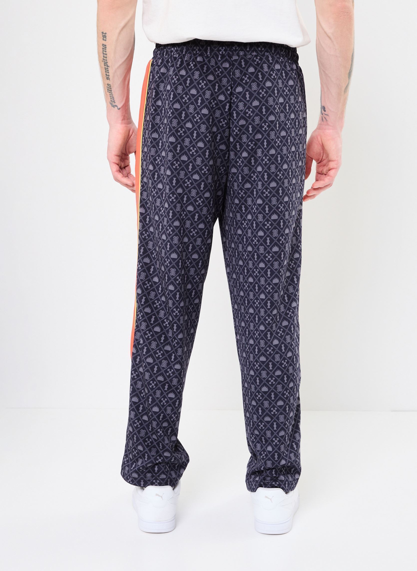 Joggings ROAD TO UNITY AOP Relaxed Track Pants DK homme bleu Puma Joggings ROAD TO UNITY AOP Relaxed Track Pants DK homme bleu NEW NAVY-AOP