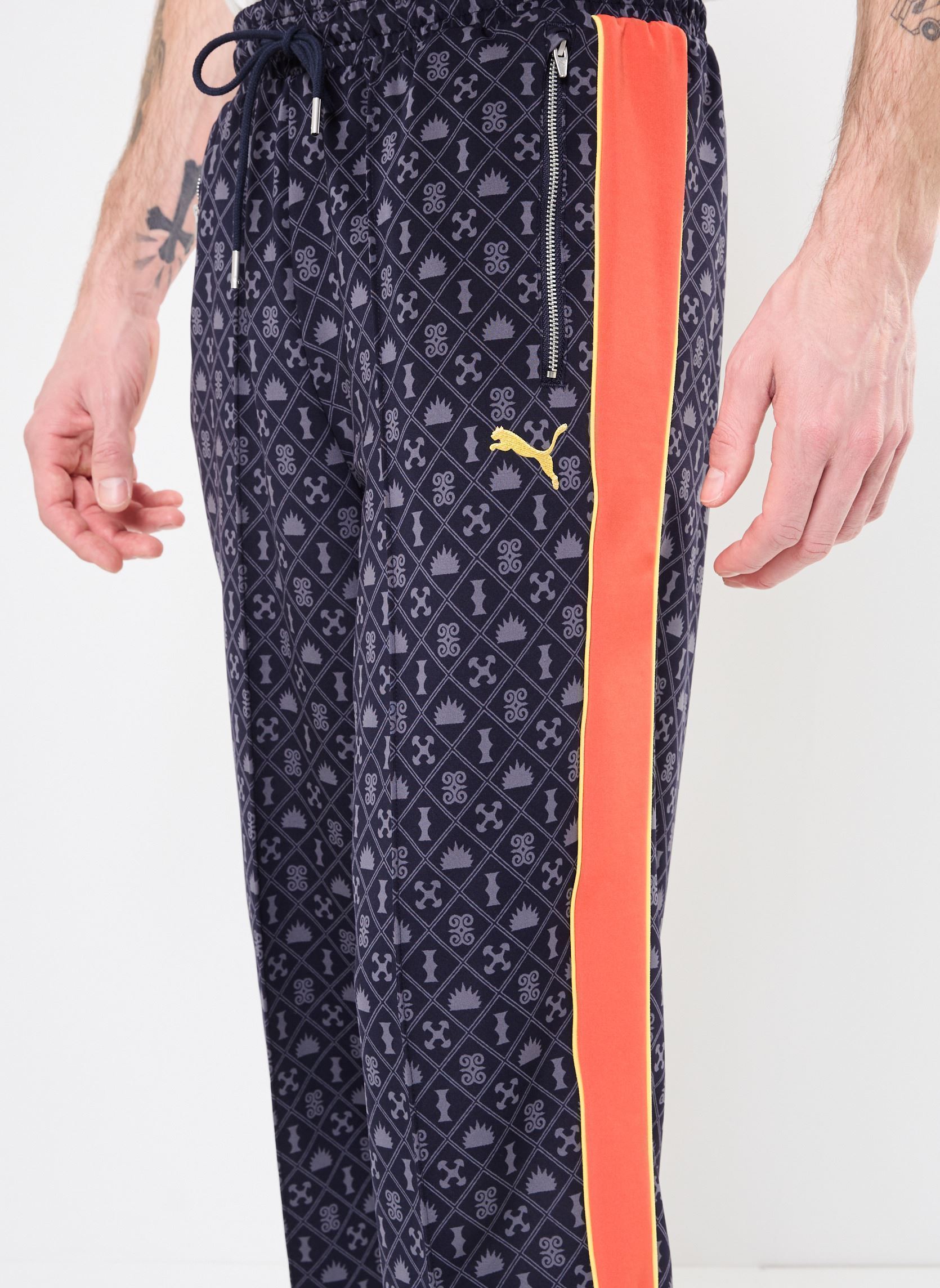 Joggings ROAD TO UNITY AOP Relaxed Track Pants DK homme bleu Puma Joggings ROAD TO UNITY AOP Relaxed Track Pants DK homme bleu NEW NAVY-AOP
