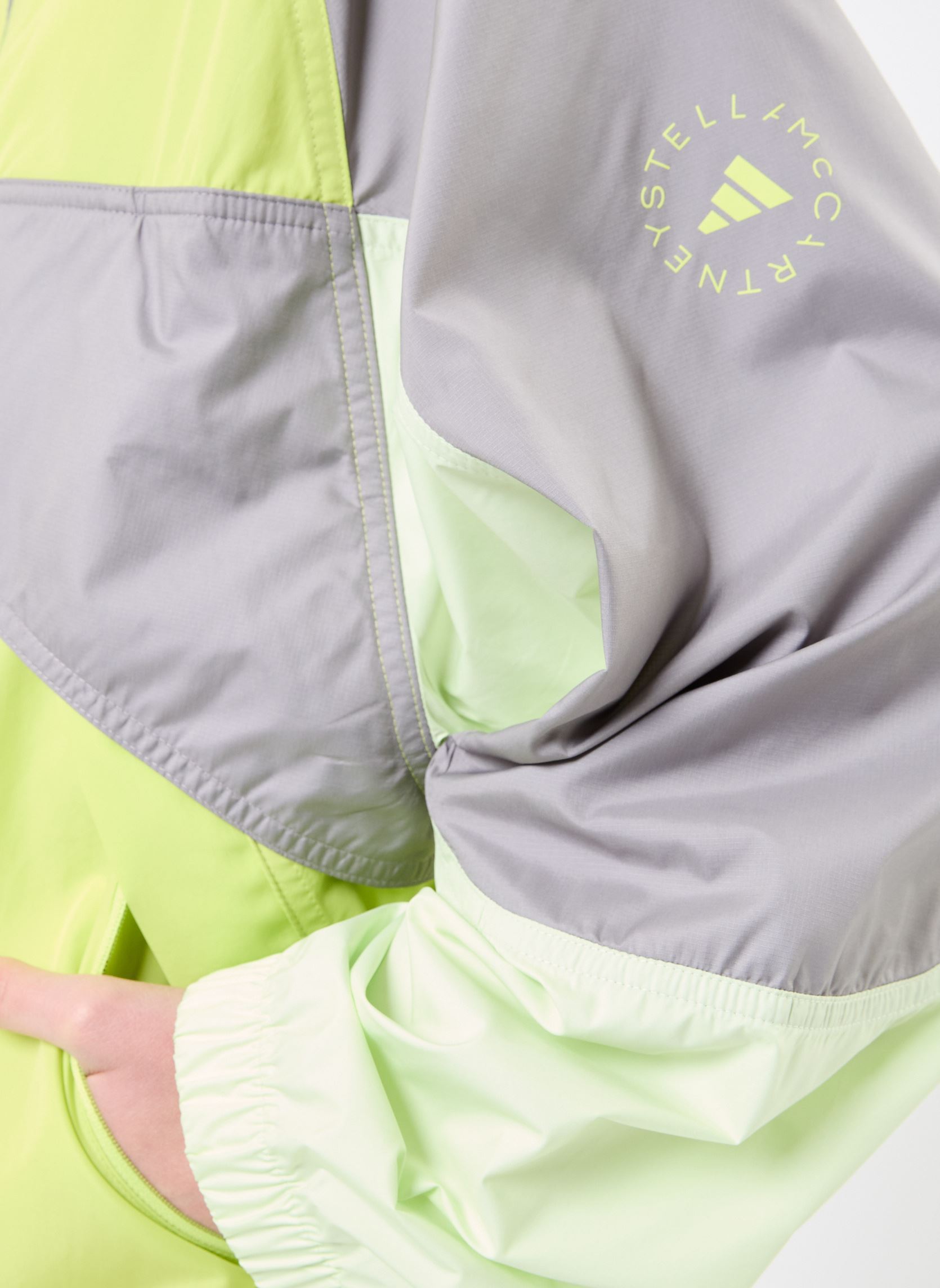 Vestes imperméable Asmc Tn Po Jkt femme vert adidas by Stella McCartney Vestes imperméable Asmc Tn Po Jkt femme vert BRIBAH/GRICOL/HALO