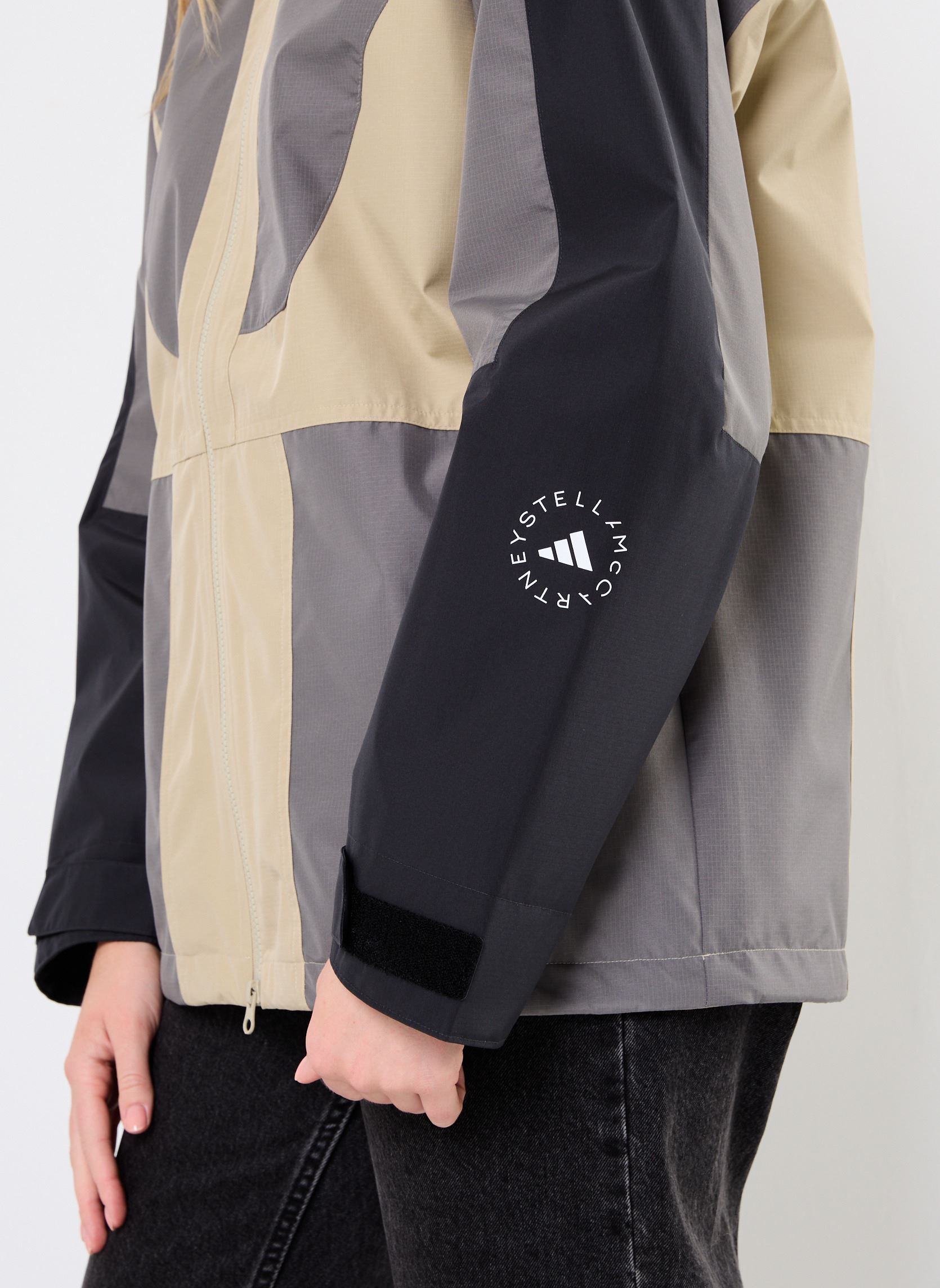 Vestes imperméable Asmc Tn Bp J femme gris adidas by Stella McCartney Vestes imperméable Asmc Tn Bp J femme gris CARBON/DEEDOV/DESSAN