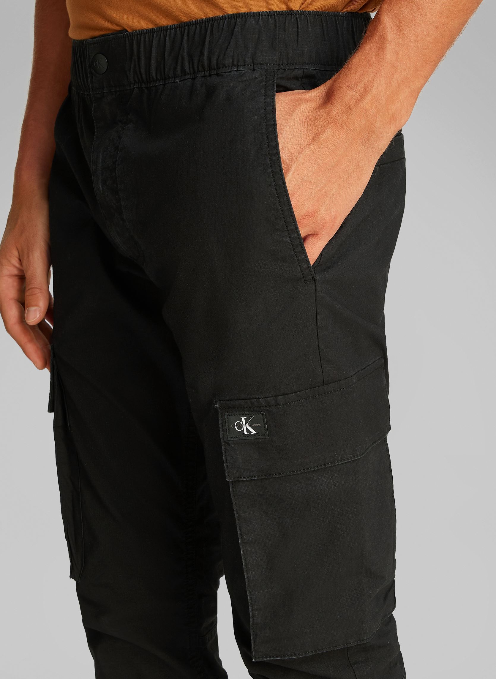 Pantalons chino Skinny Cargo J30J327614 homme noir Calvin Klein Jeans Pantalons chino Skinny Cargo J30J327614 homme noir CK BLACK