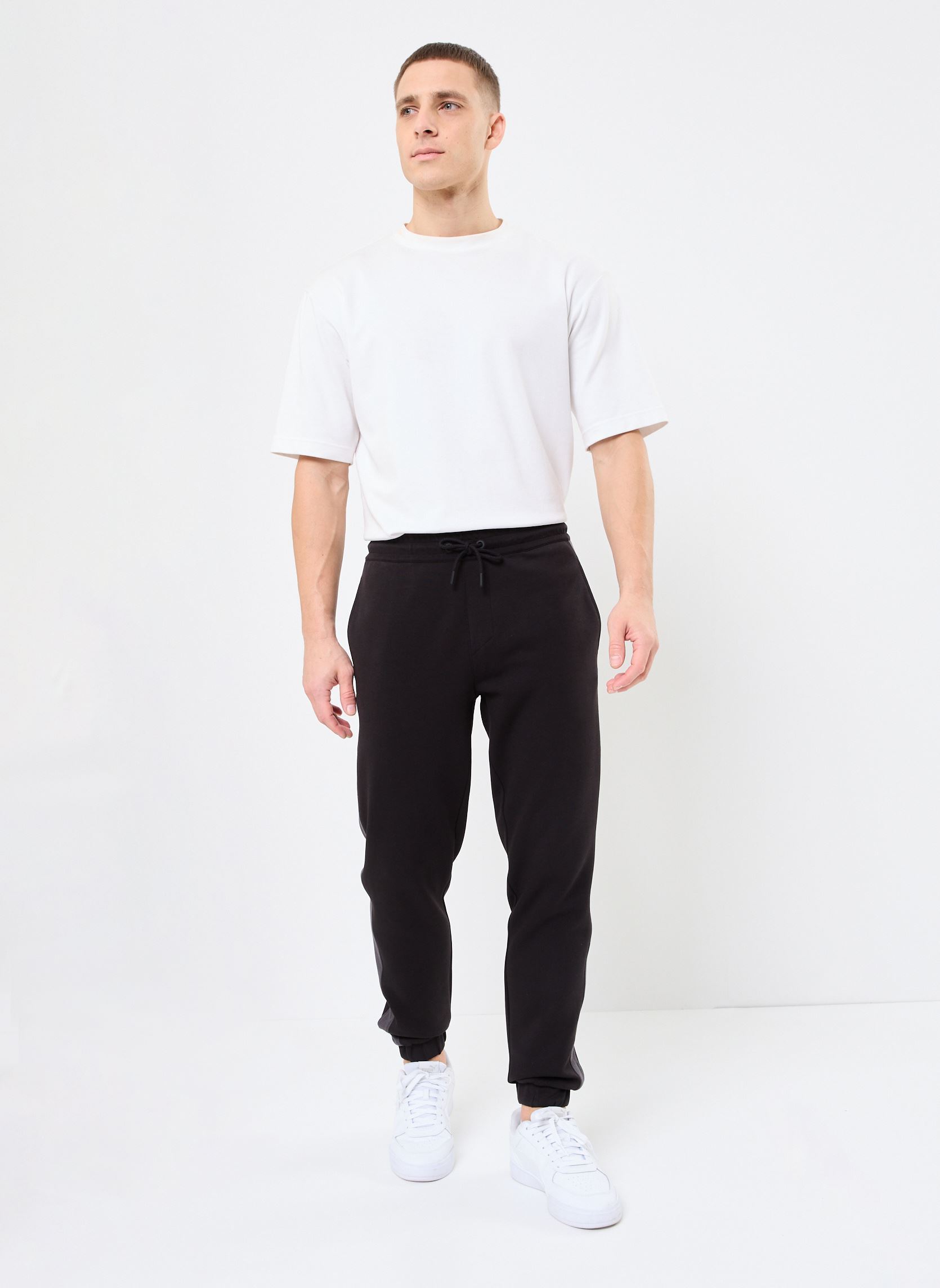 Joggings Logo Tape Sweatpant J30J327243 homme noir Calvin Klein Jeans Joggings Logo Tape Sweatpant J30J327243 homme noir CK BLACK