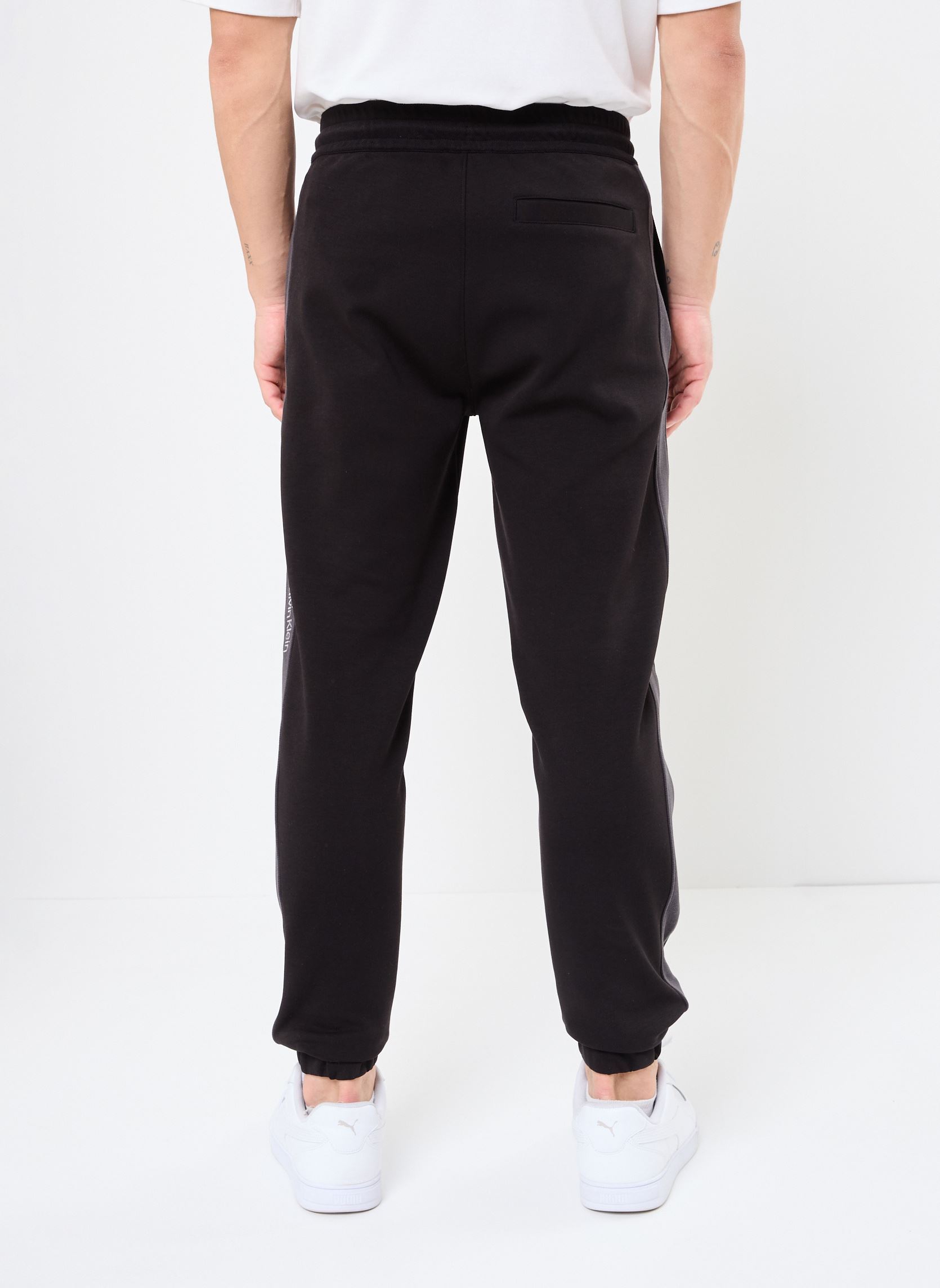 Joggings Logo Tape Sweatpant J30J327243 homme noir Calvin Klein Jeans Joggings Logo Tape Sweatpant J30J327243 homme noir CK BLACK