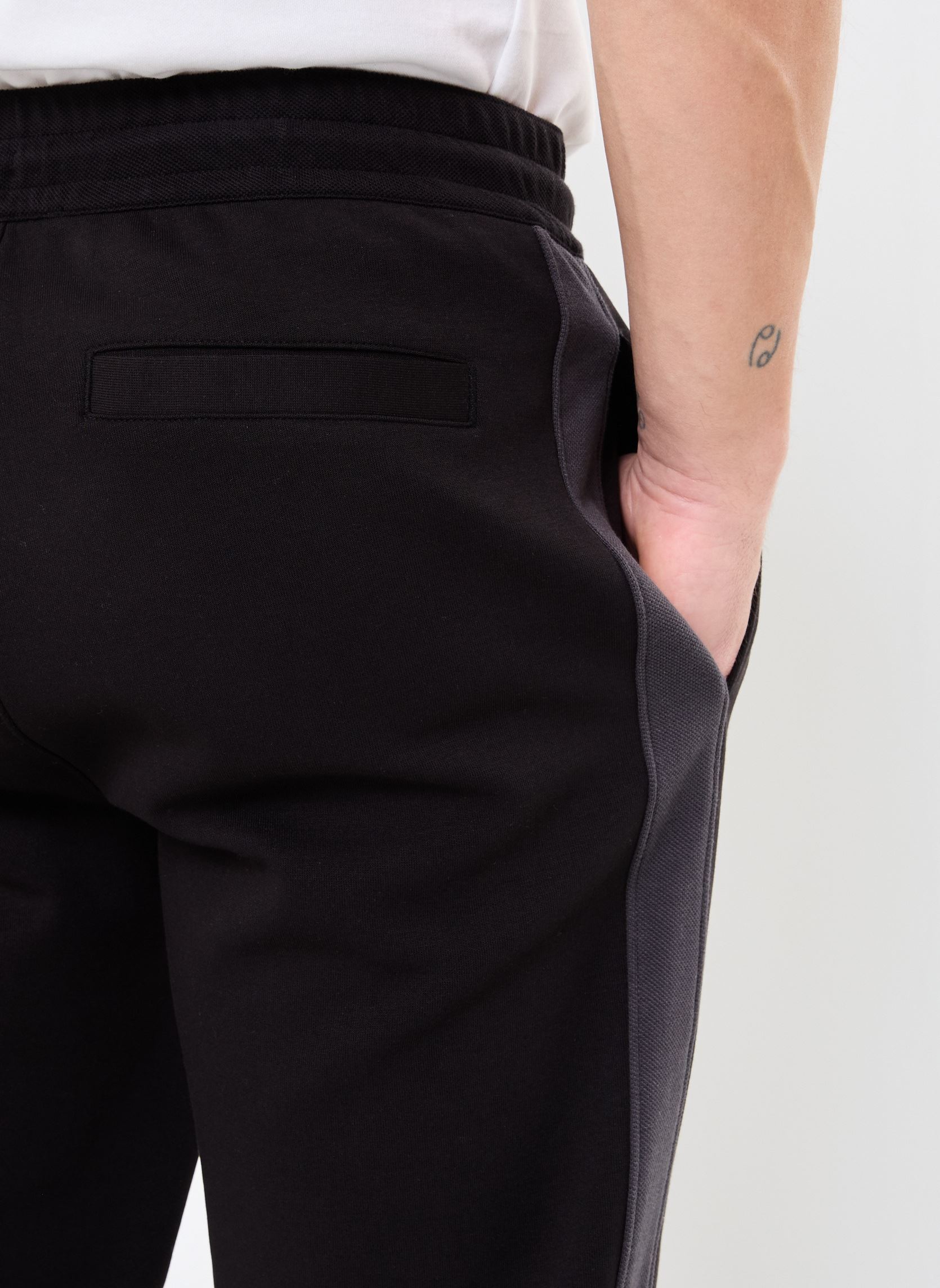 Joggings Logo Tape Sweatpant J30J327243 homme noir Calvin Klein Jeans Joggings Logo Tape Sweatpant J30J327243 homme noir CK BLACK