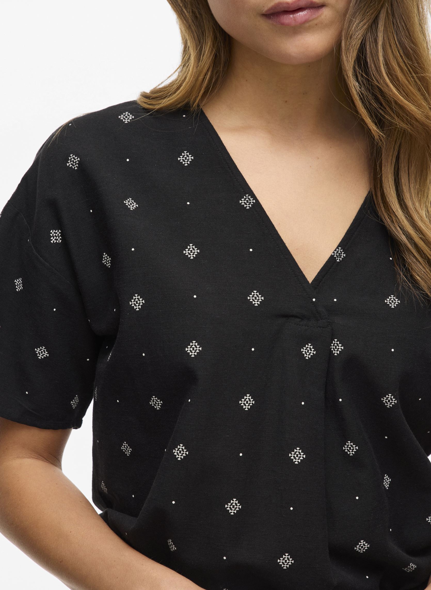 Blusas de manga corta VIPRISILLA PRINT V-NECK S/S TOP/1 mujer negro Vila Blusas de manga corta VIPRISILLA PRINT V-NECK S/S TOP/1 mujer negro Black Beauty