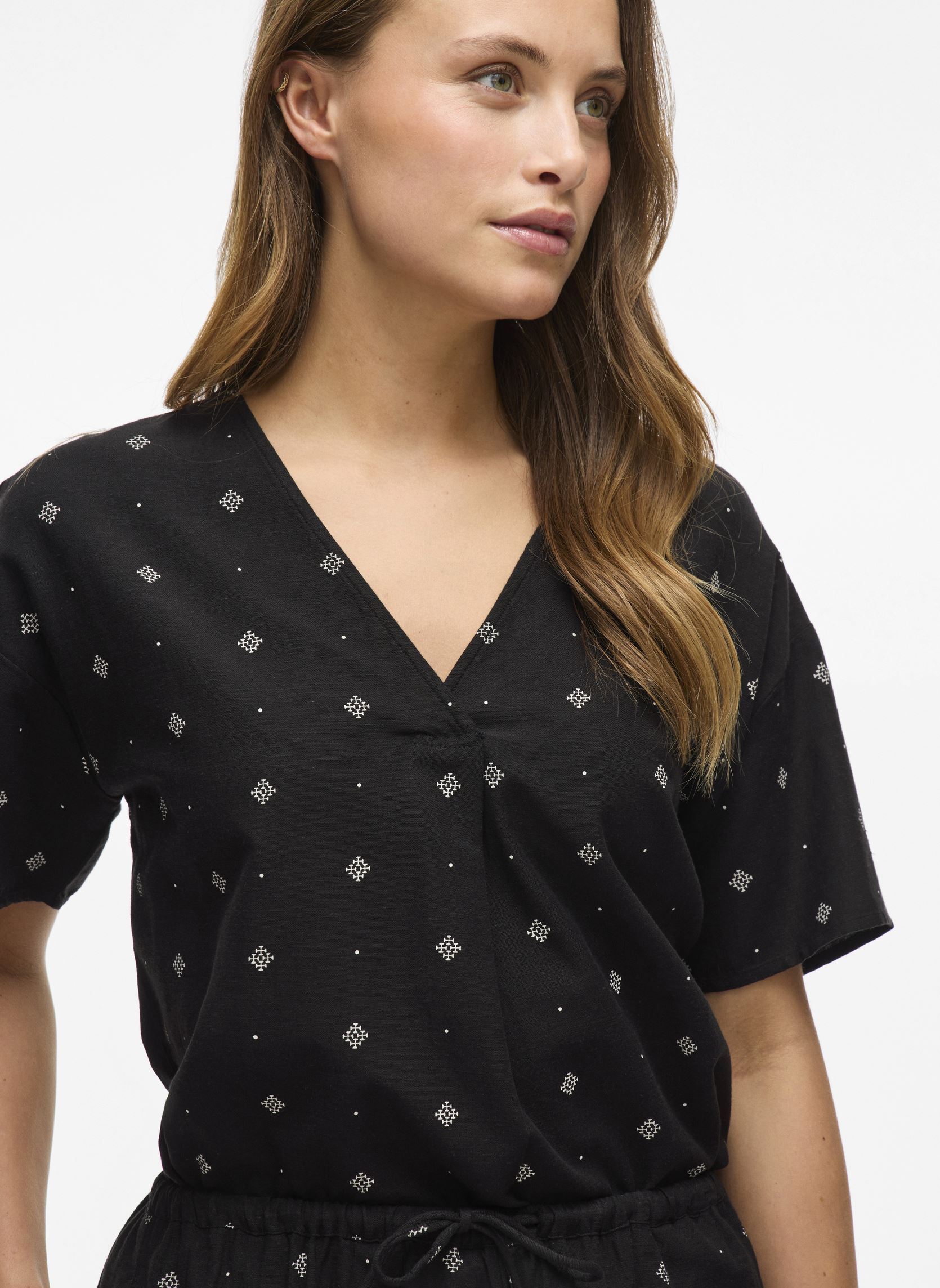 Blusas de manga corta VIPRISILLA PRINT V-NECK S/S TOP/1 mujer negro Vila Blusas de manga corta VIPRISILLA PRINT V-NECK S/S TOP/1 mujer negro Black Beauty