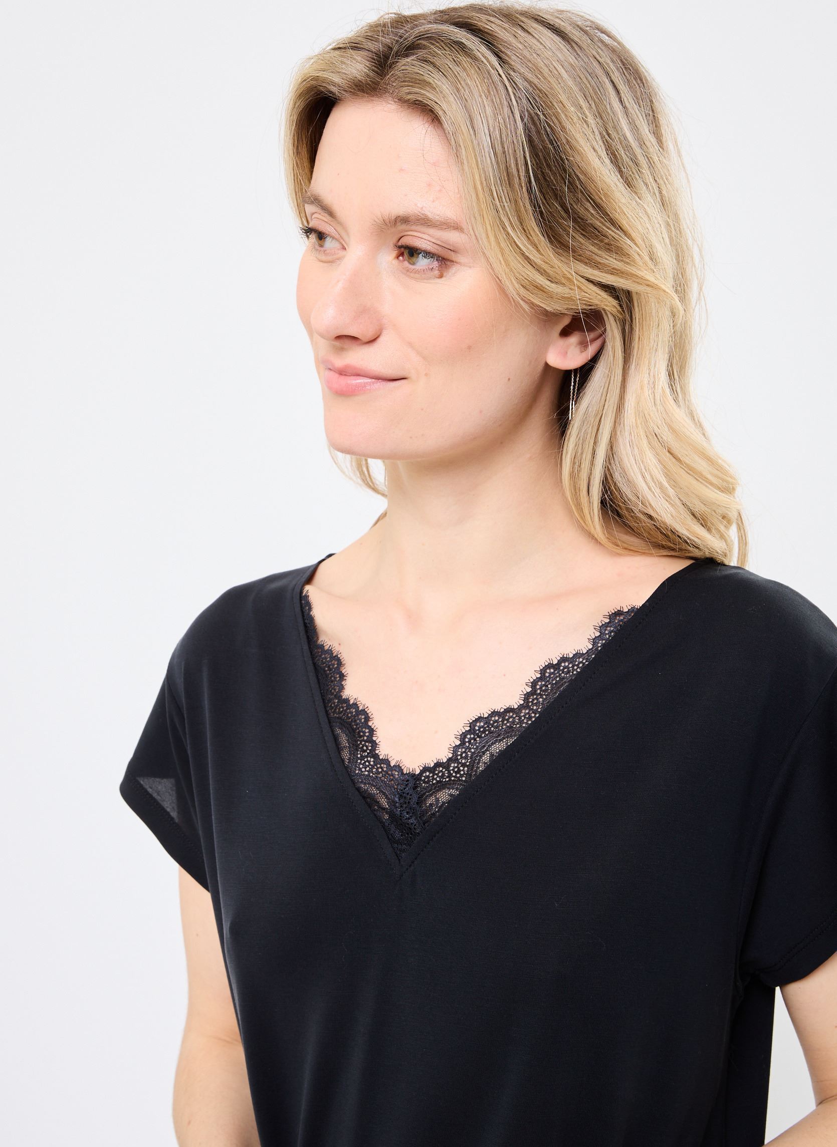 T-shirt a maniche corte PCKAMALA LACE V-NECK TEE JRS FC BC donna nero Pieces T-shirt a maniche corte PCKAMALA LACE V-NECK TEE JRS FC BC donna nero BLACK