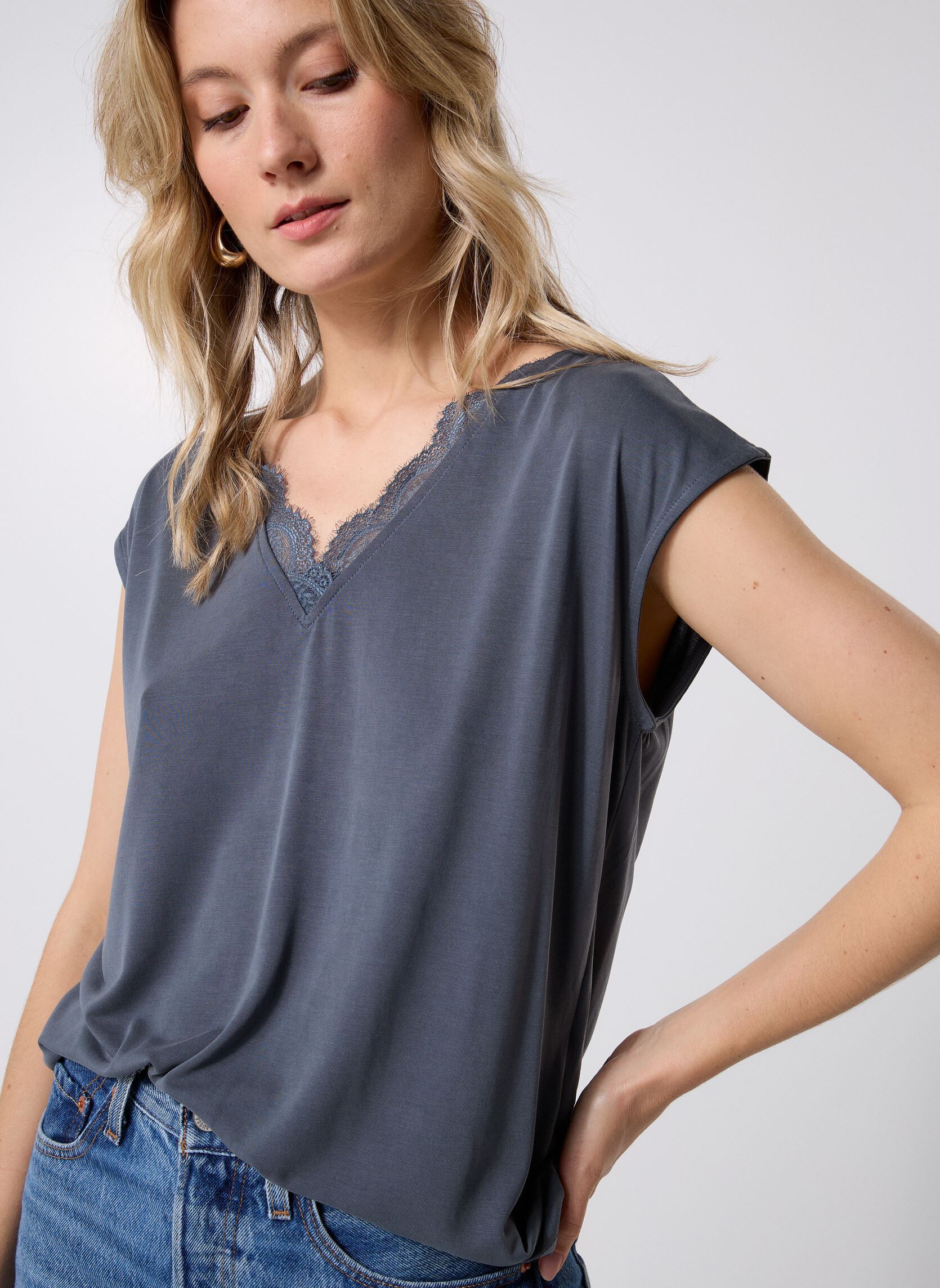 Tee-shirts manches courtes PCKAMALA LACE V-NECK TEE JRS FC BC femme bleu Pieces Tee-shirts manches courtes PCKAMALA LACE V-NECK TEE JRS FC BC femme bleu OMBRE BLUE