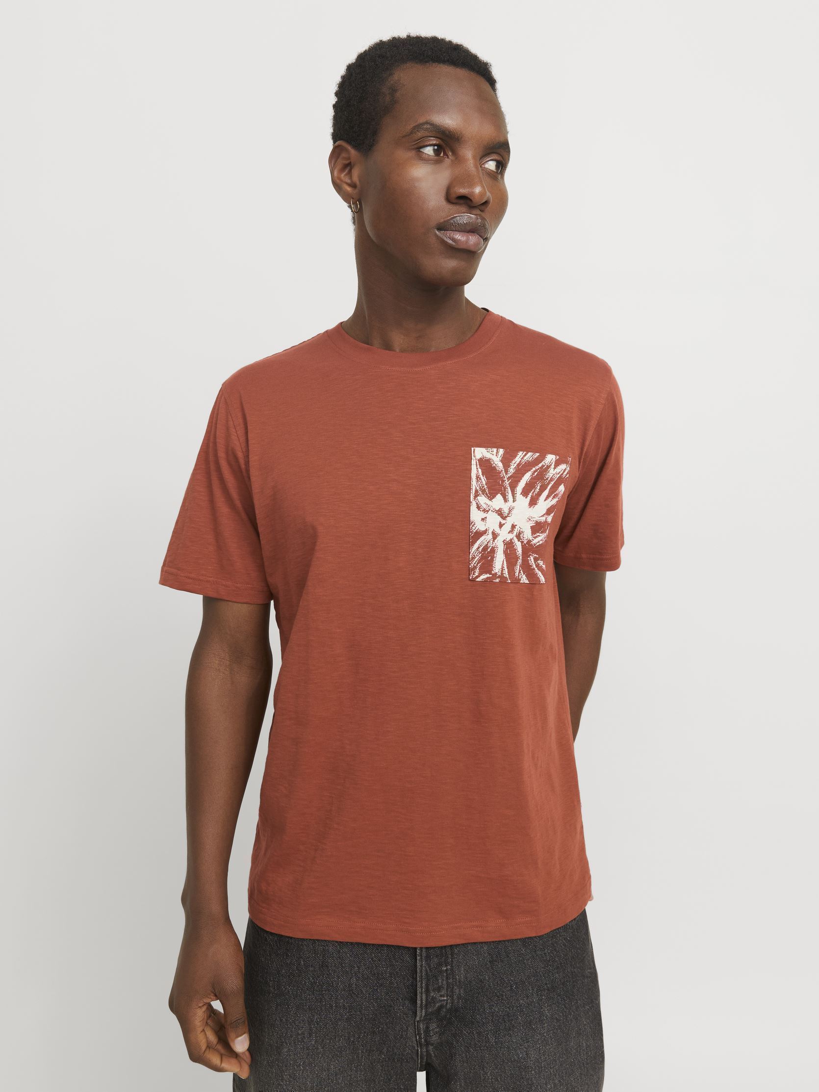 Tee-shirts manches courtes JORSPLIT AOP POCKET TEE SS CREW NECK homme marron Jack & Jones Tee-shirts manches courtes JORSPLIT AOP POCKET TEE SS CREW NECK homme marron ARABIAN SPICE