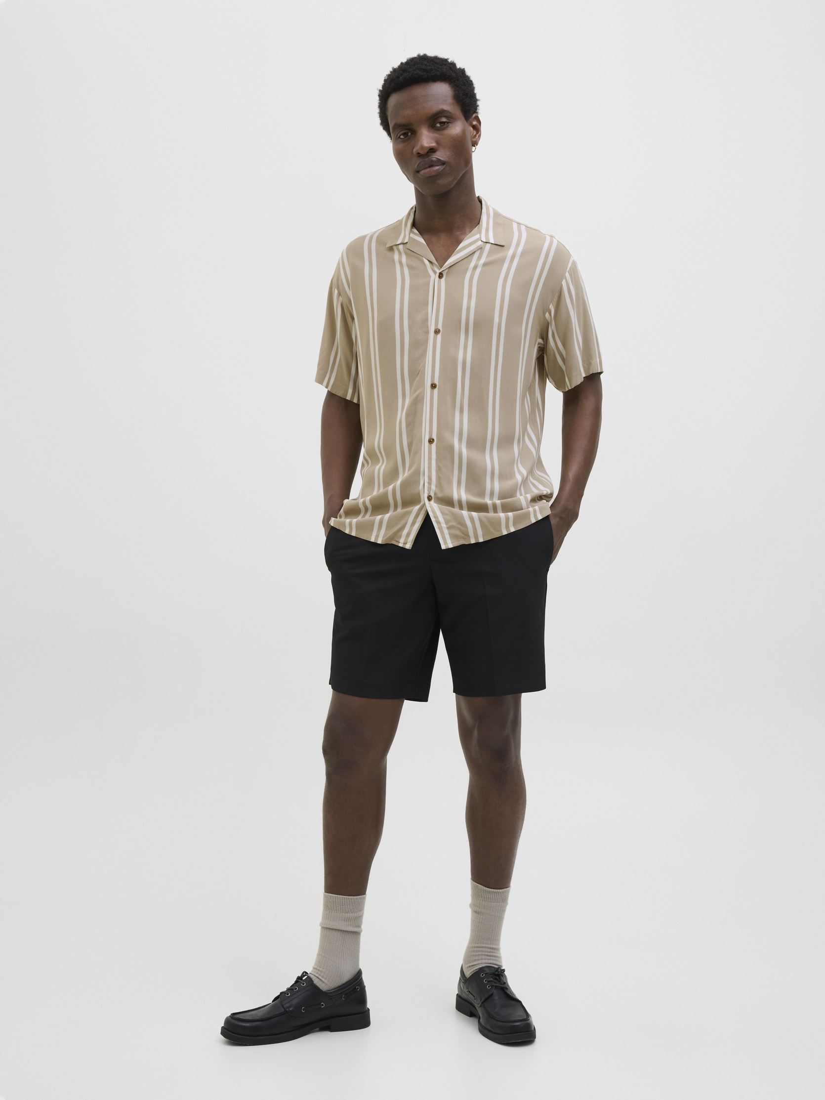 Hemden JJEJEFF STRIPE RESORT SHIRT SS SN herren beige Jack & Jones Hemden JJEJEFF STRIPE RESORT SHIRT SS SN herren beige CROCKERY