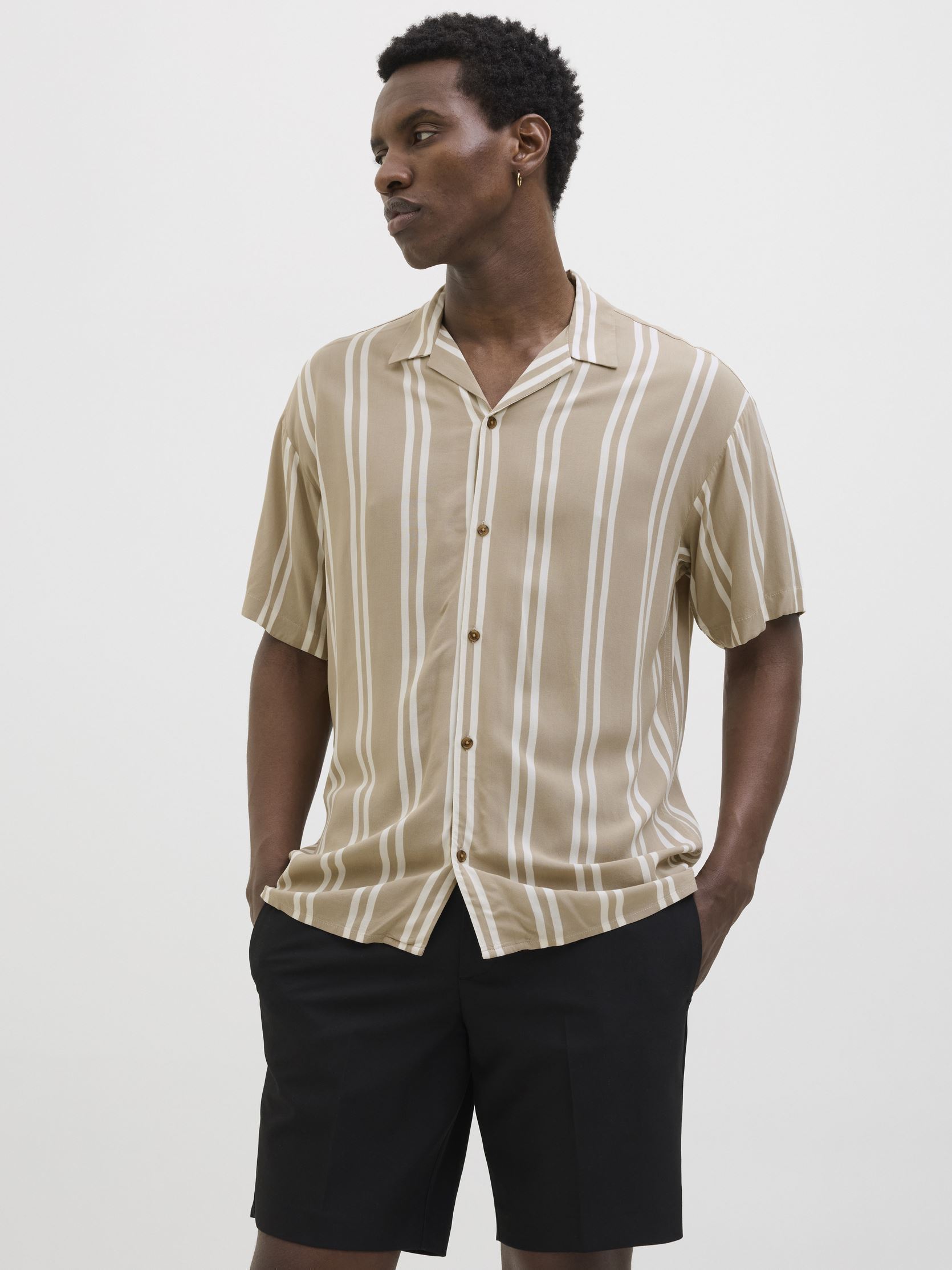 Vêtements Jack & Jones JJEJEFF STRIPE RESORT SHIRT SS SN pour Accessoires