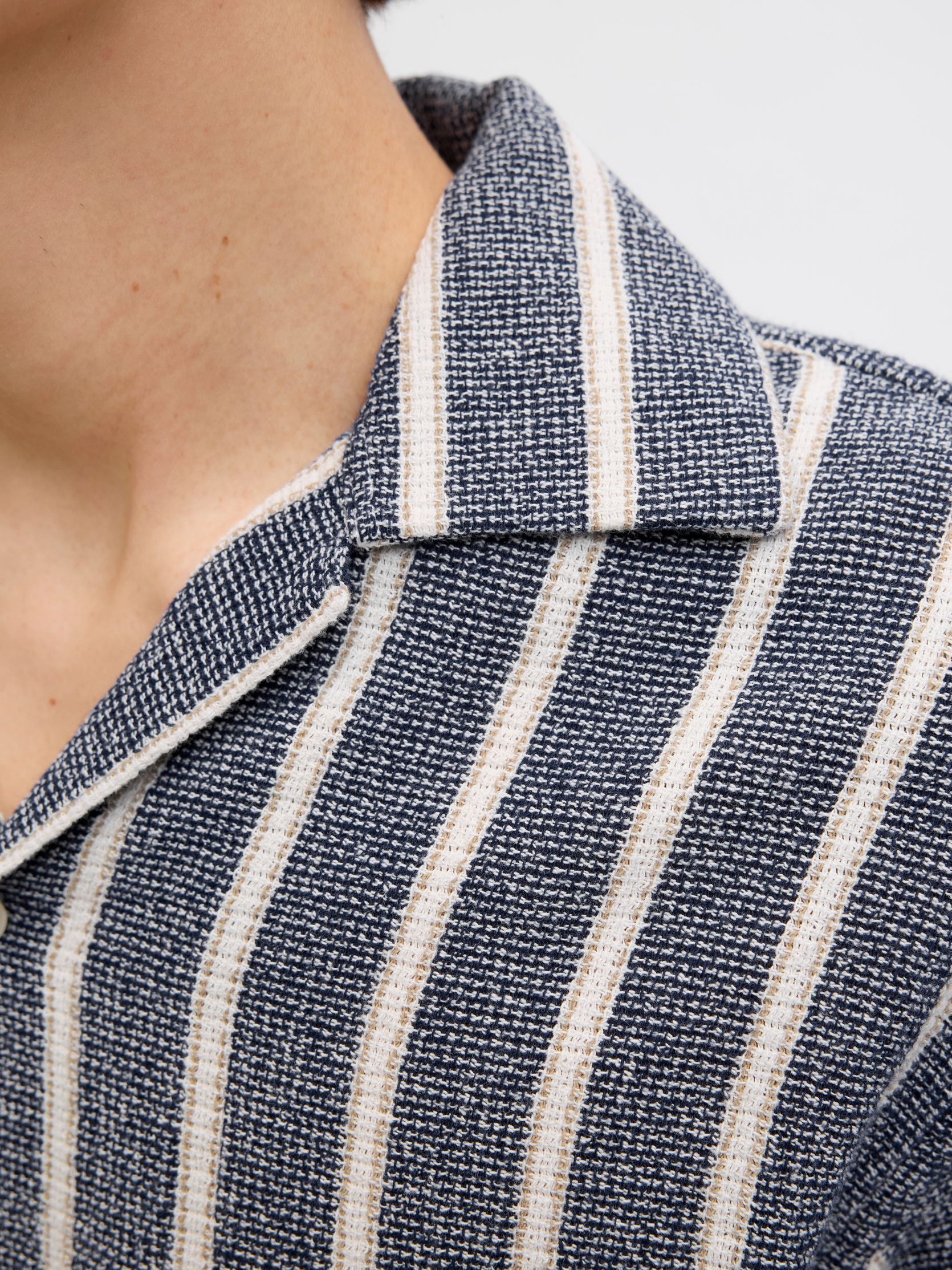 Chemises JORCOBA STRIPE RESORT SHIRT SS SN homme bleu Jack & Jones Chemises JORCOBA STRIPE RESORT SHIRT SS SN homme bleu OCEAN CAVERN