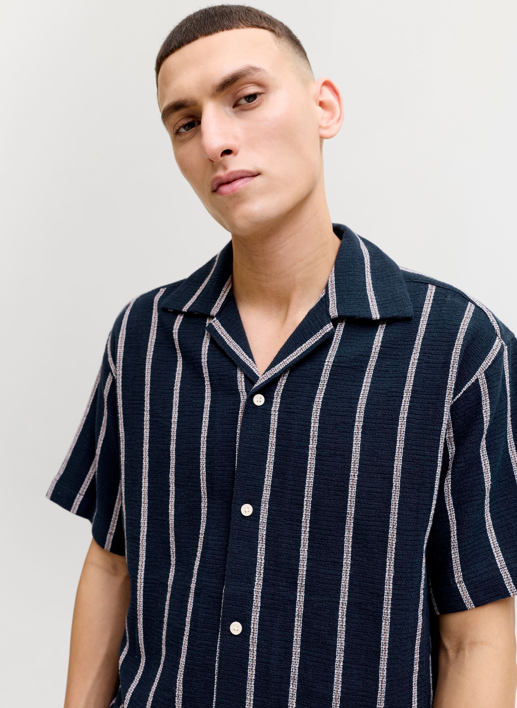 Hemden JORCOBA STRIPE RESORT SHIRT SS SN heren blauw Jack & Jones Hemden JORCOBA STRIPE RESORT SHIRT SS SN heren blauw SKY CAPTAIN