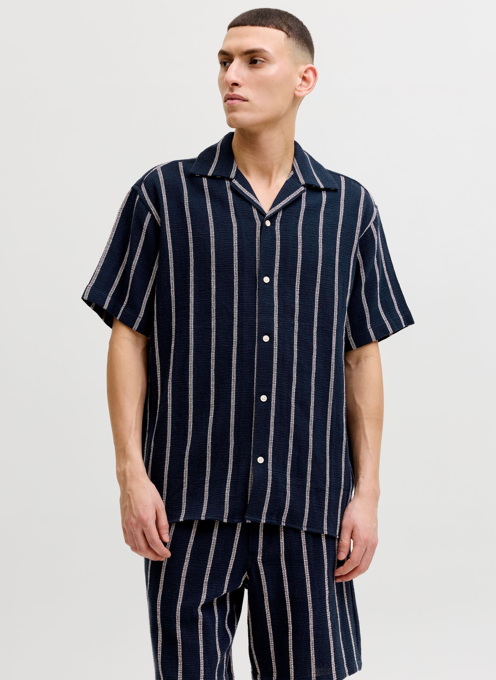 Hemden JORCOBA STRIPE RESORT SHIRT SS SN heren blauw Jack & Jones Hemden JORCOBA STRIPE RESORT SHIRT SS SN heren blauw SKY CAPTAIN
